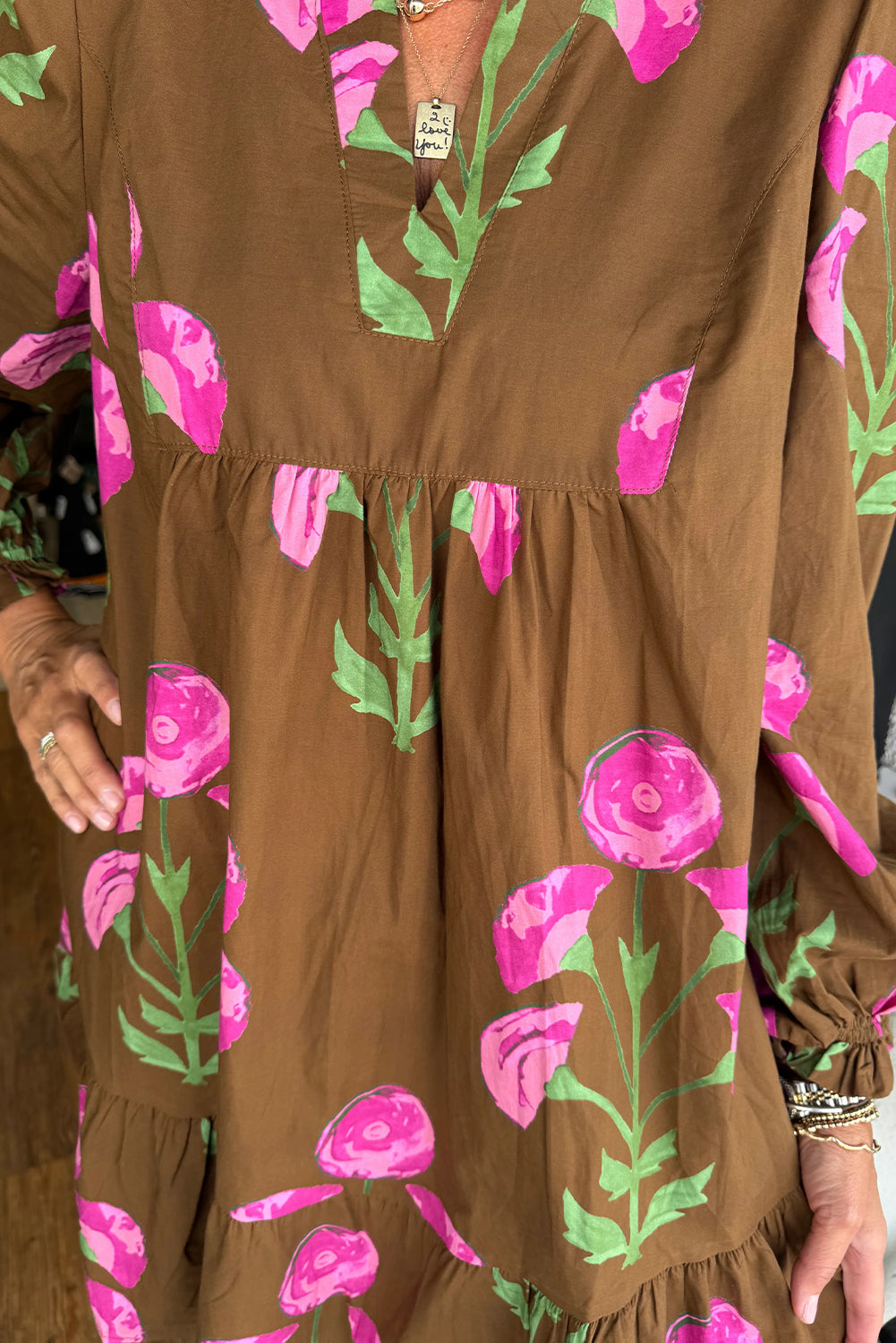 Vestido de túnica estilo babydoll con estampado floral en contraste marrón, dobladillo con volantes y mangas abullonadas