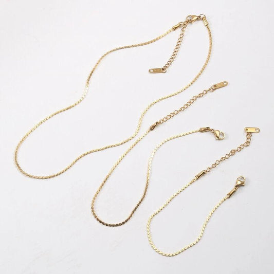 Juego de collar, tobillera y pulseras de acero de titanio chapado en oro