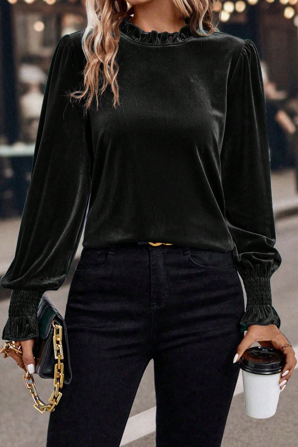 Blusa de terciopelo negra con cuello con volantes, puños fruncidos y mangas abullonadas