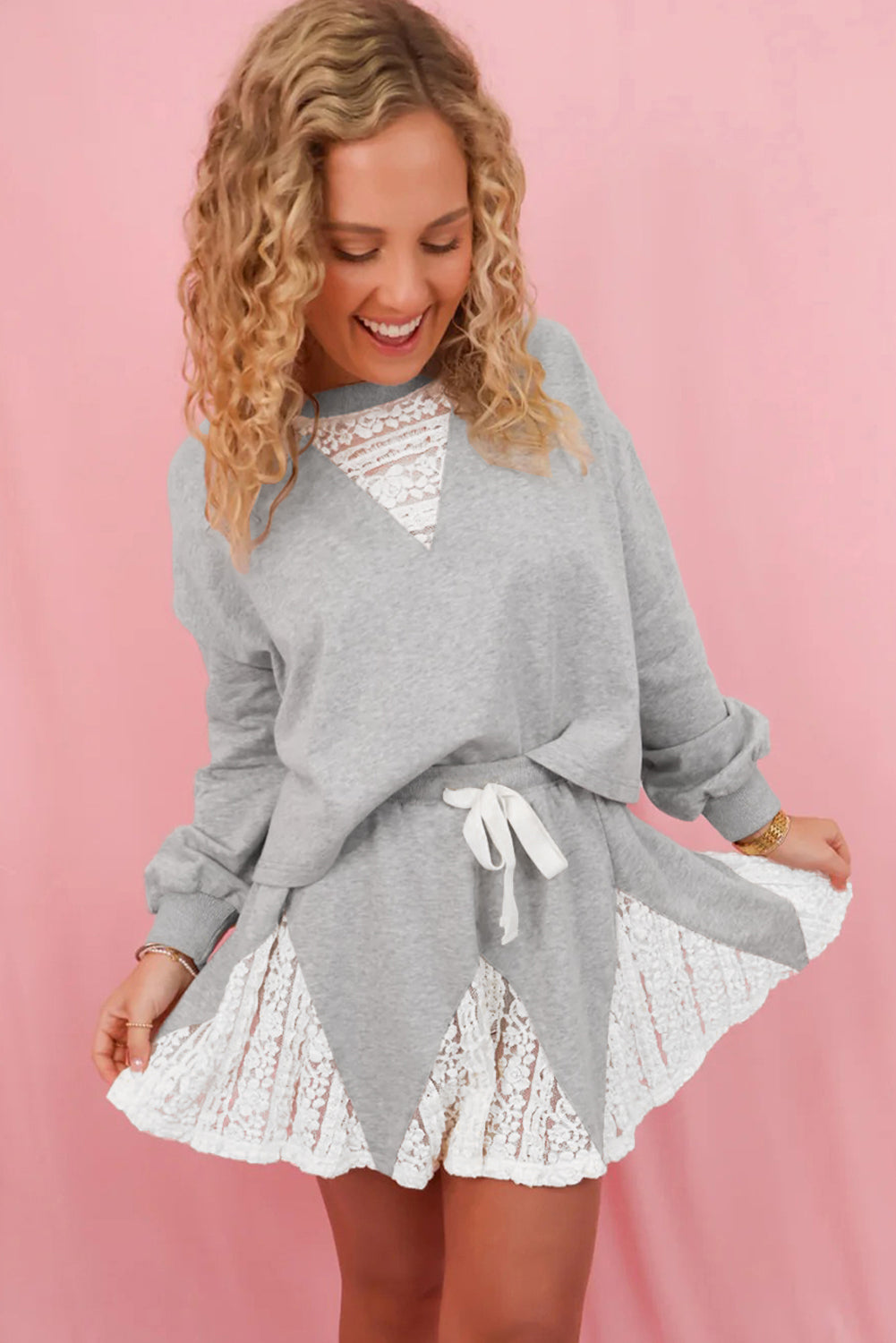 Conjunto de 2 piezas de jersey con hombros caídos y retazos de encaje gris claro y minifalda pantalón con cordón