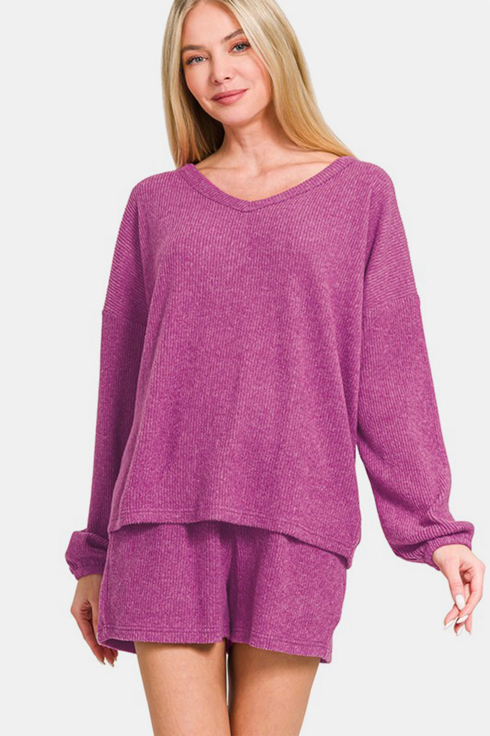 Conjunto de top de manga larga con cuello de pico y shorts de canalé Zenana