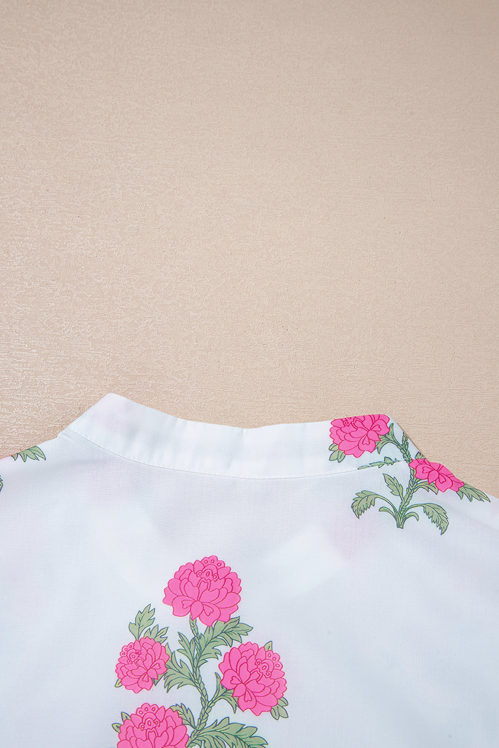 Vestido maxi con estampado floral blanco, cuello mandarín de medio botón y manga 3/4