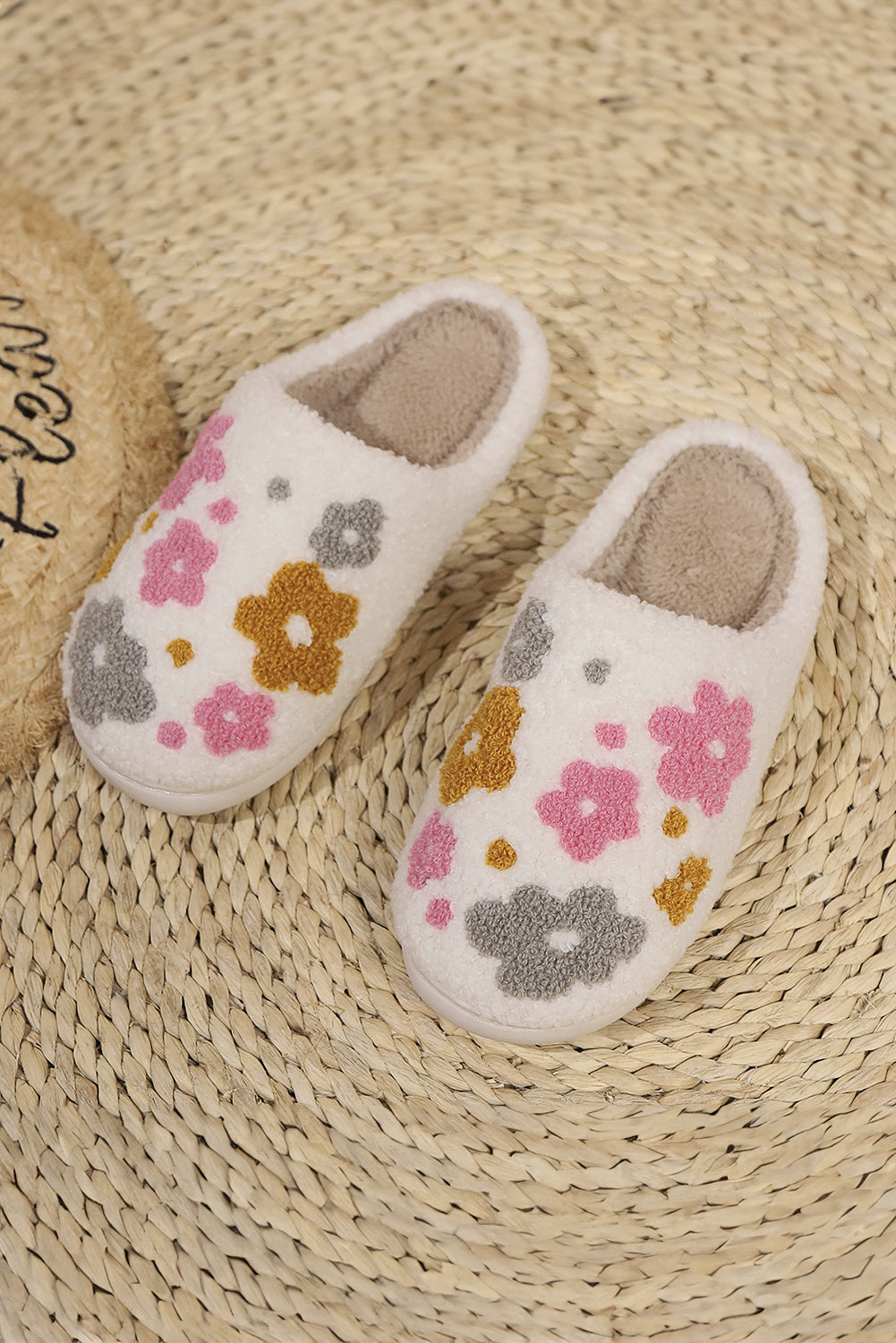 Pantuflas blancas florales de invierno afelpadas
