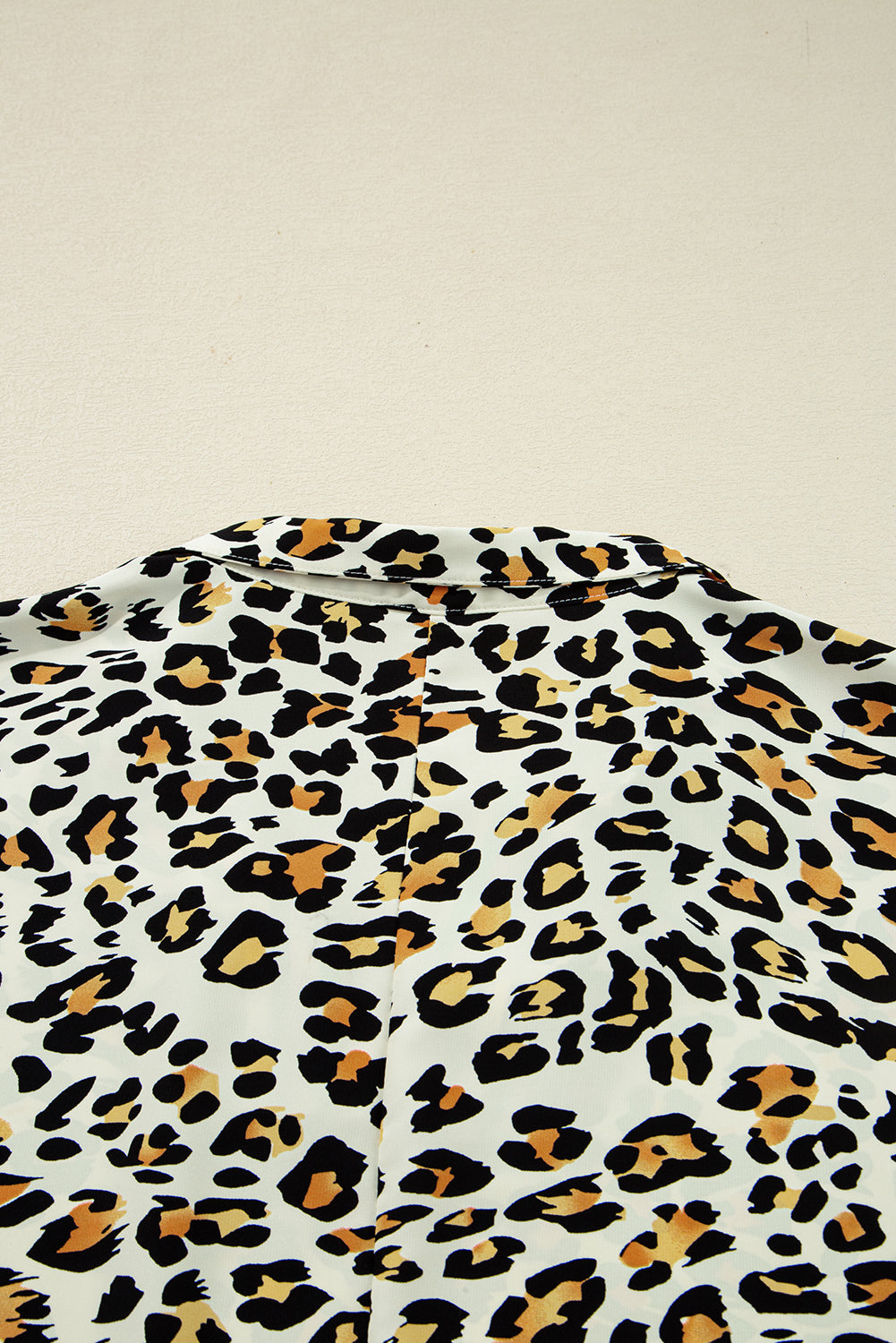 Top de manga larga a rayas con escote en V y estampado de leopardo caqui