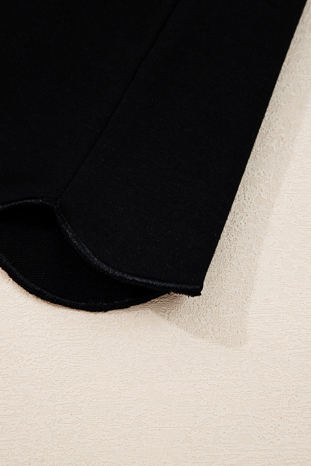 Top de manga larga con cuello, bloques de color y ribete festoneado negro