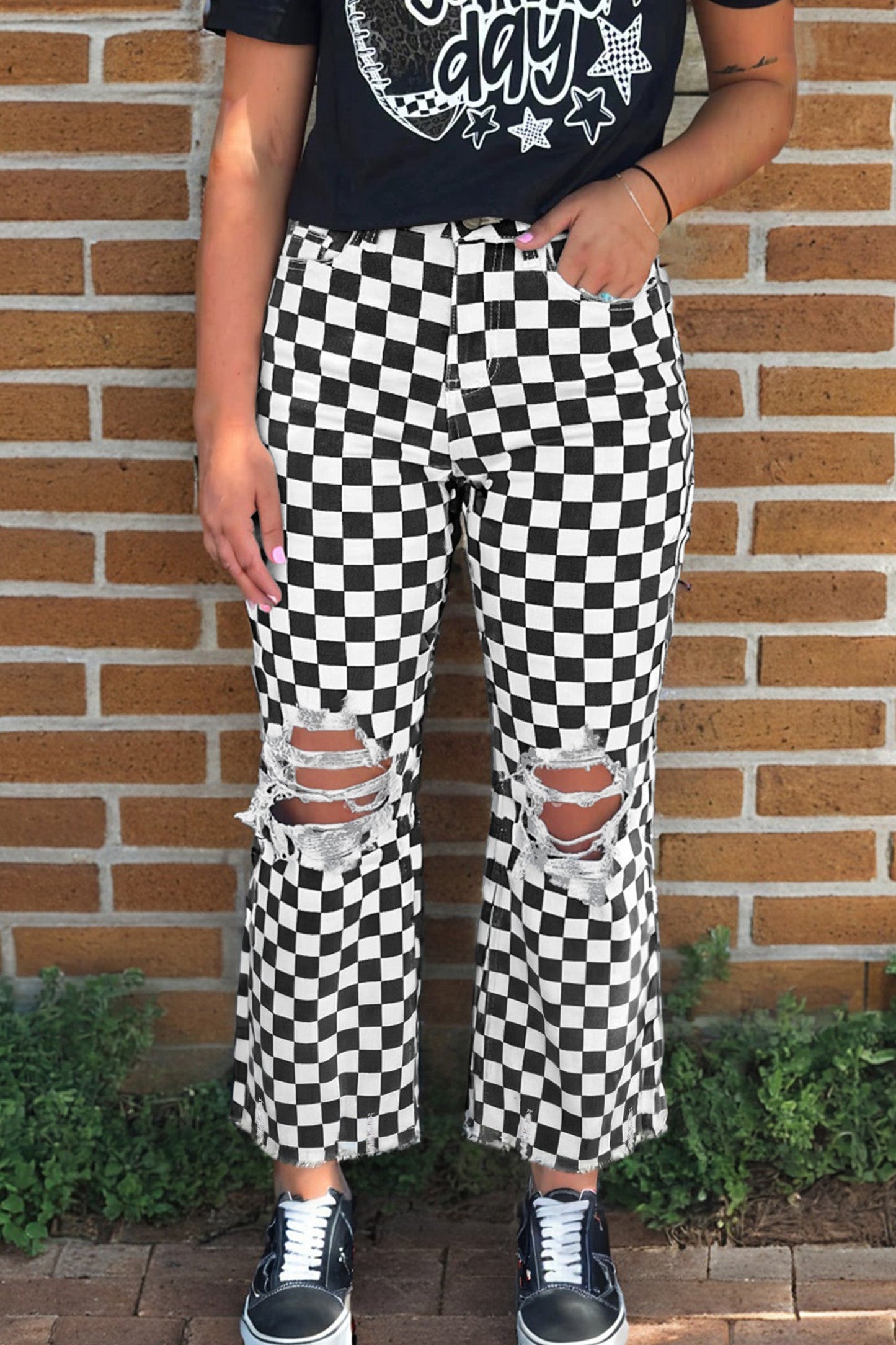 Vaqueros crop con estampado a cuadros negros, rotos y bajo deshilachado