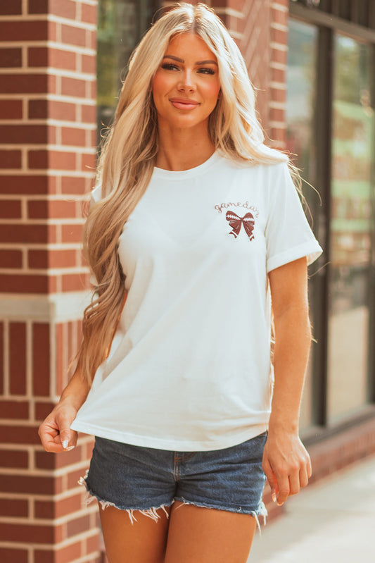 Camiseta casual blanca con lazo bordado y estampado para el día del partido