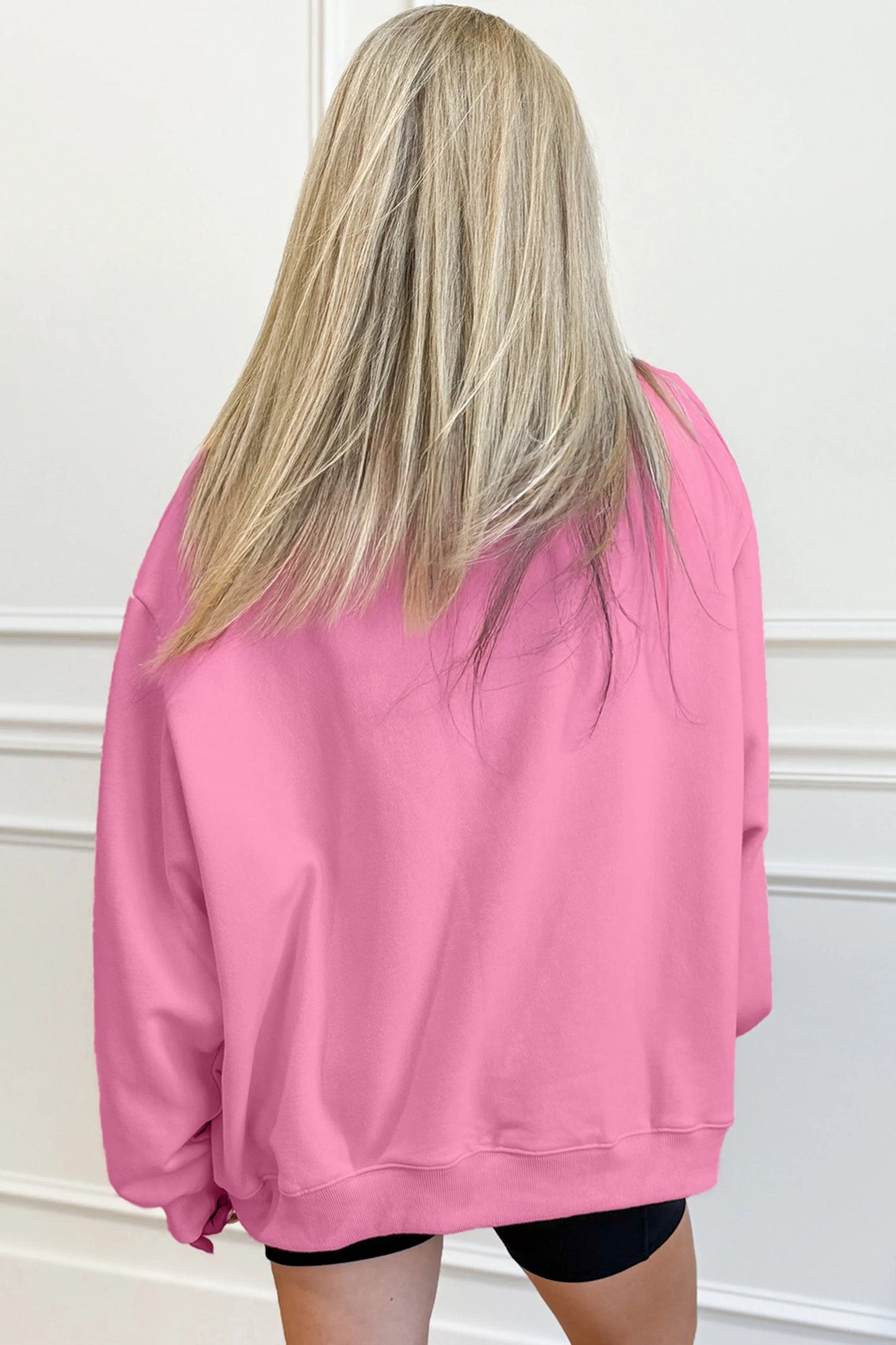 Sudadera extragrande de cuello alto rosa brillante con bordado "Blessed"