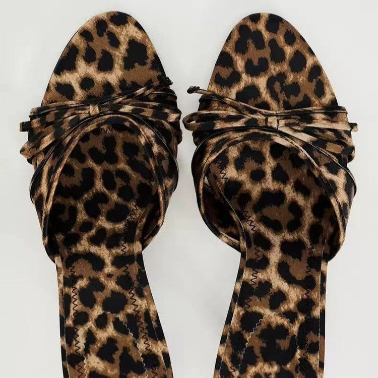 Sandalias de tacón bajo con lazo y estampado de leopardo