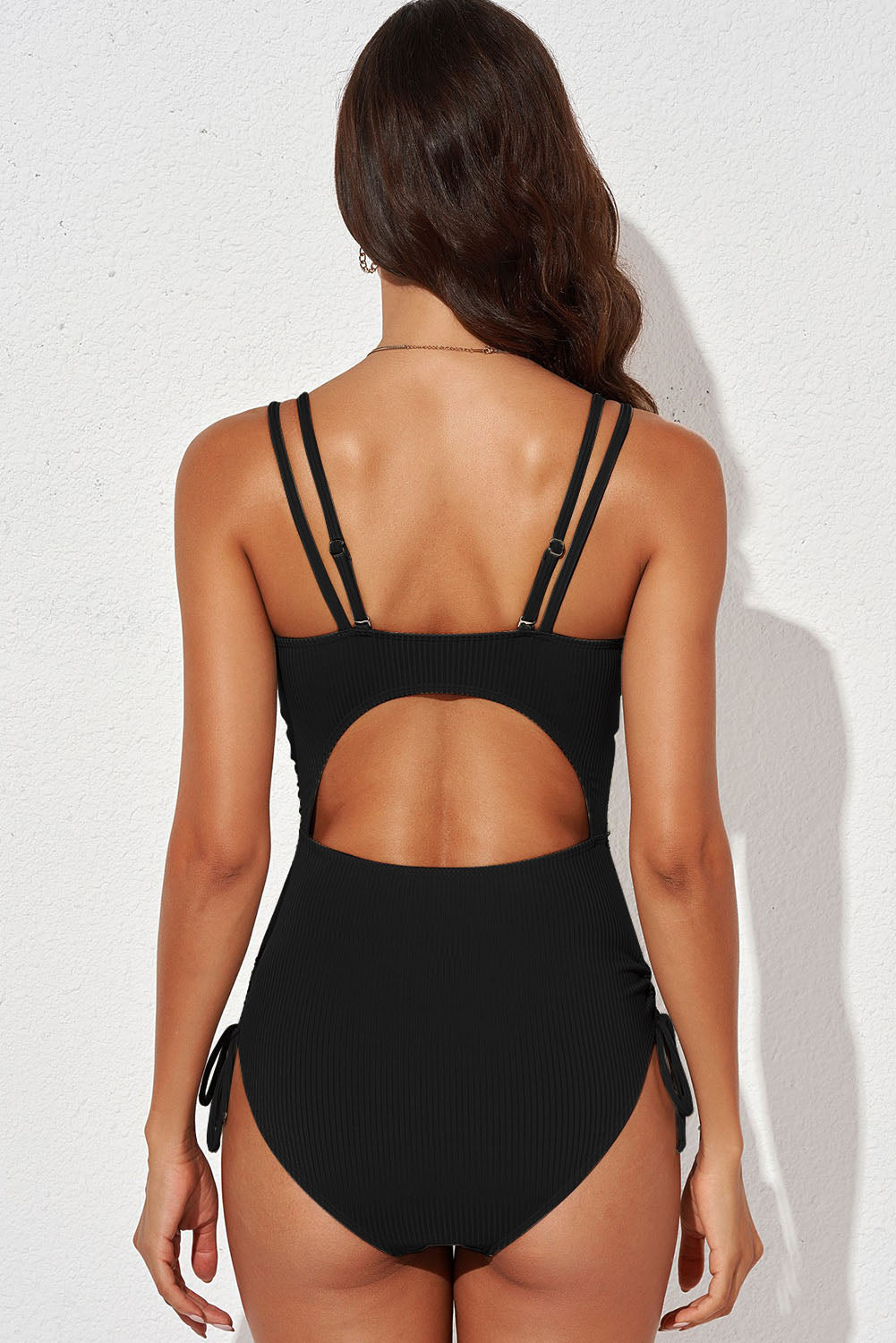 Traje de baño de una pieza con escote pronunciado y nudo