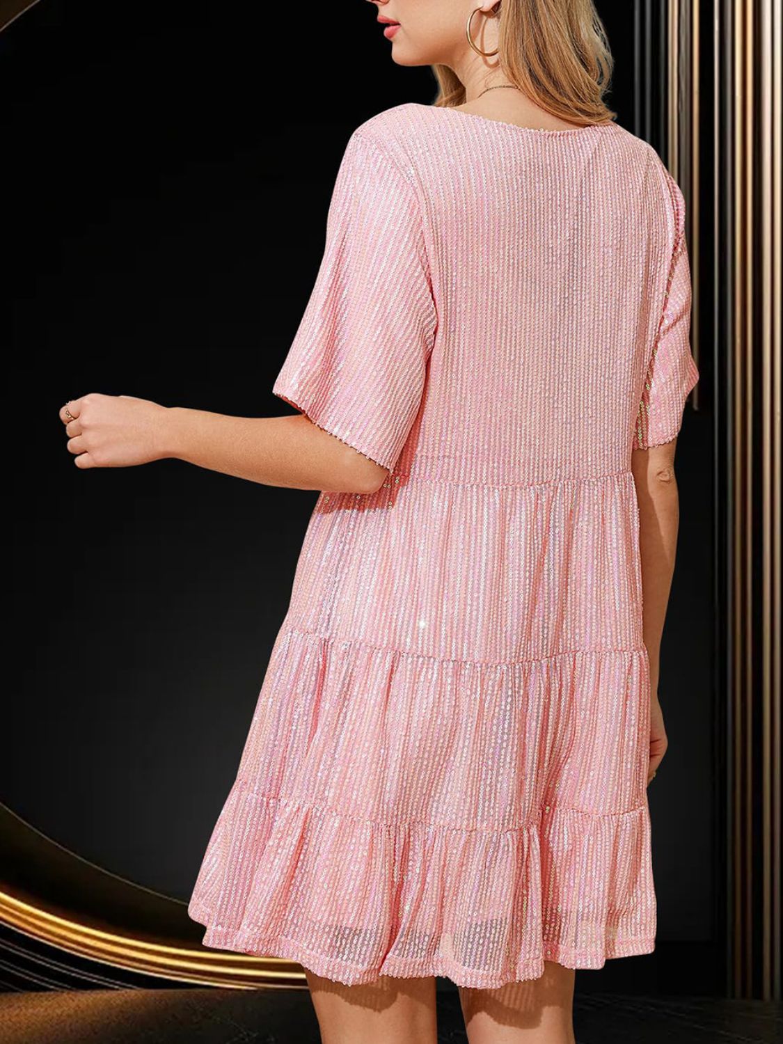 Minivestido de lentejuelas de cuello redondo y manga corta