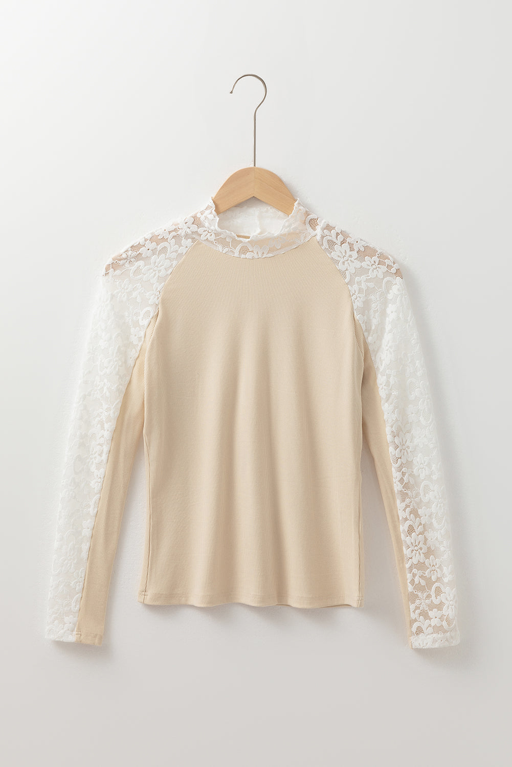 Top entallado de manga larga con cuello alto y retales de encaje floral beige