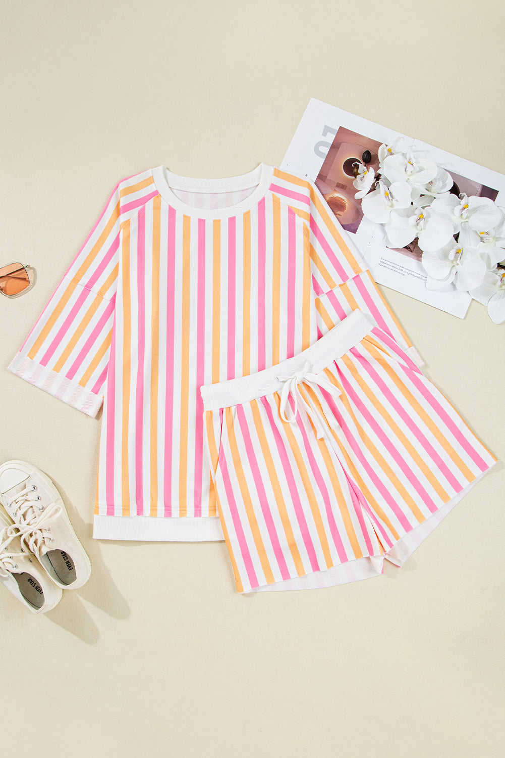 Conjunto casual de camiseta y shorts sueltos de manga media con hombros caídos y rayas rosas