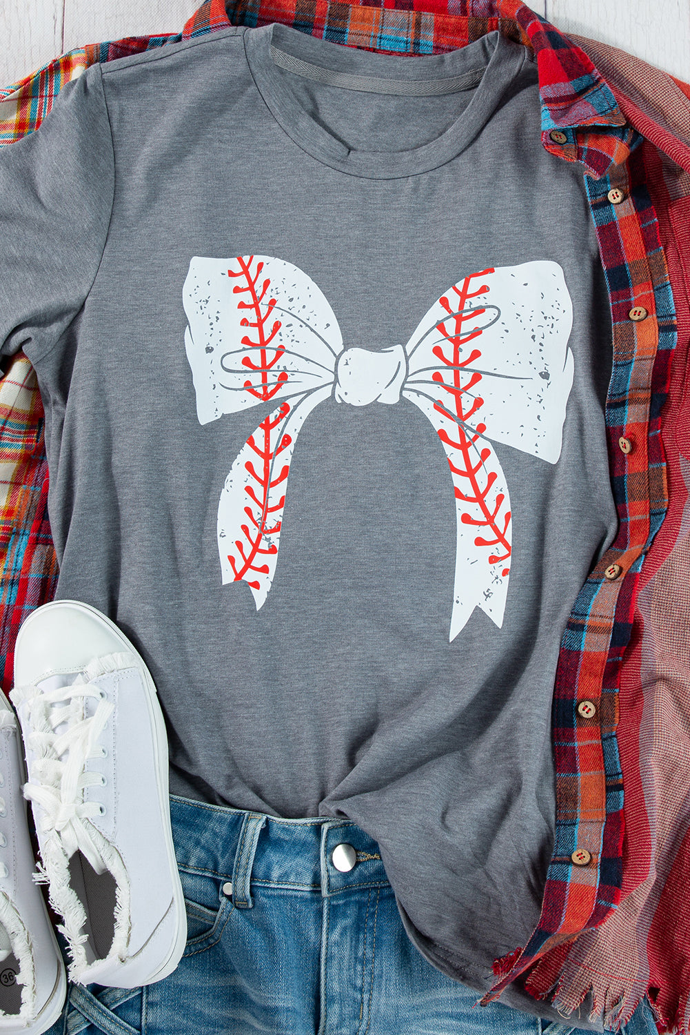 Camiseta gris casual de béisbol con nudo y mangas remangadas con estampado