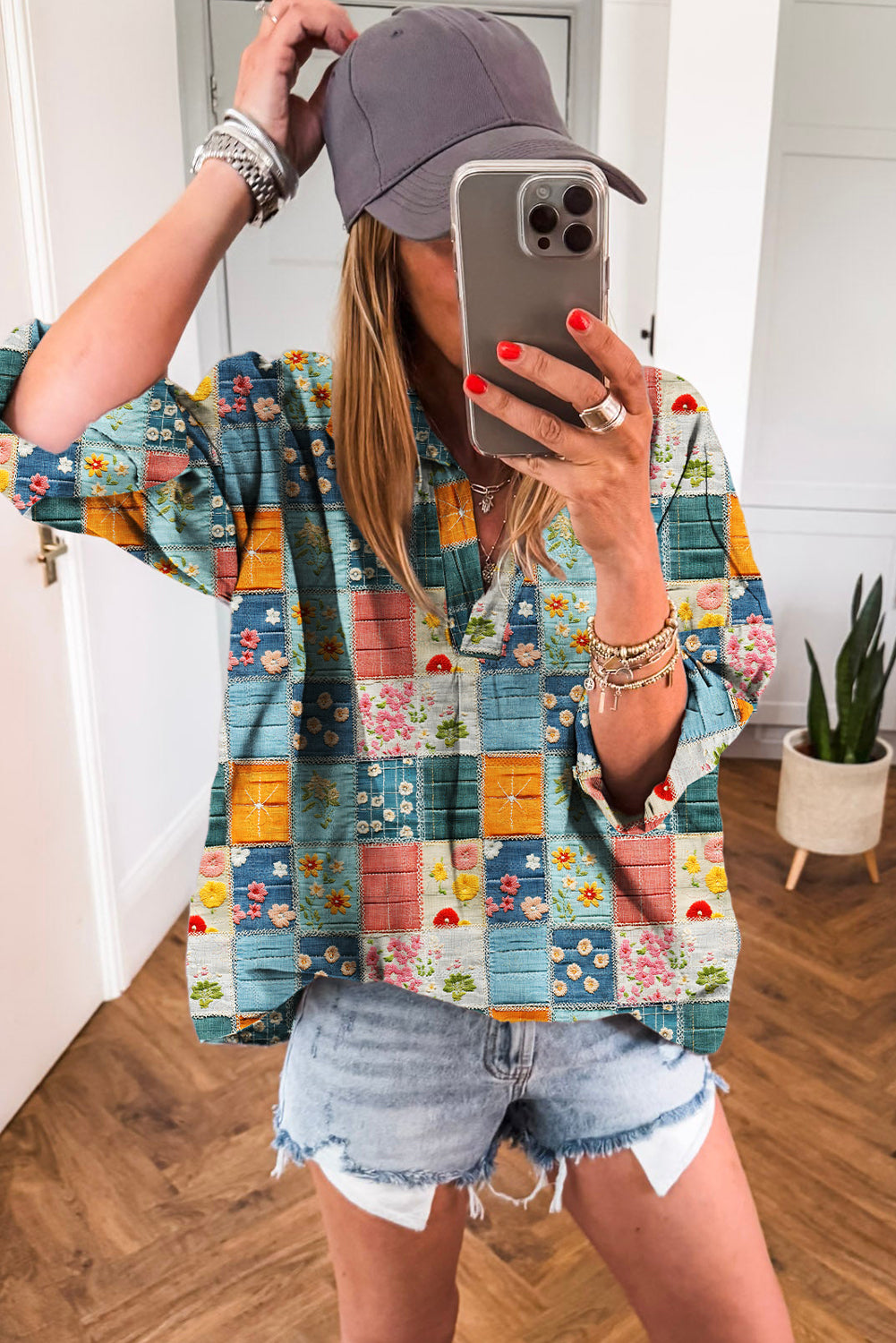 Blusa escote en V con cuello y retazos florales azul cielo