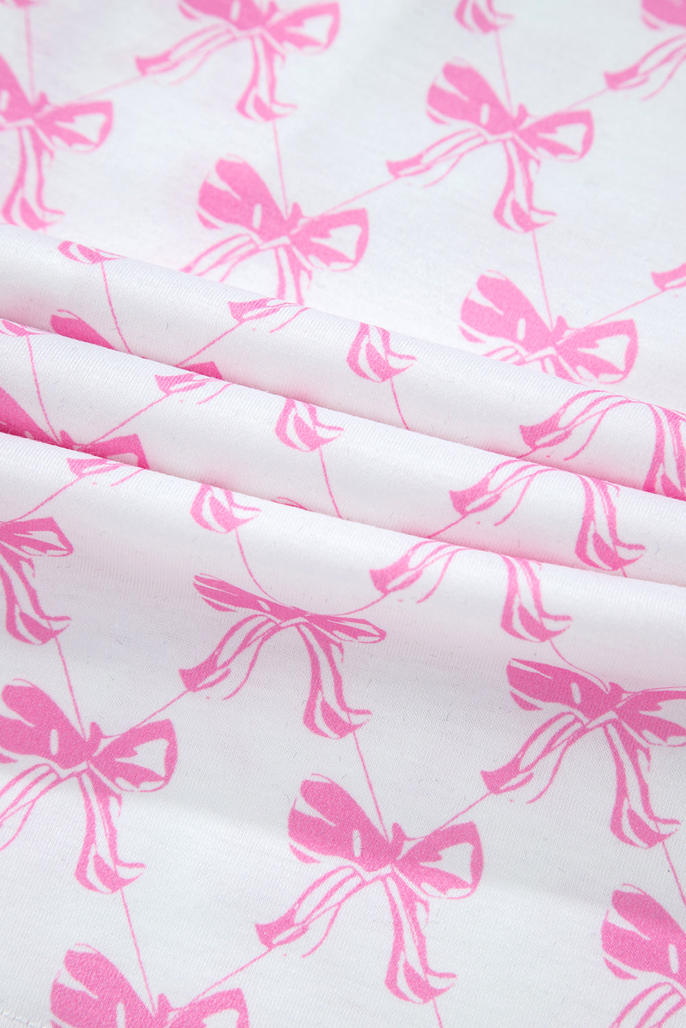 Conjunto de pijama de camisa con estampado de lazo rosa y shorts con dobladillo con volantes