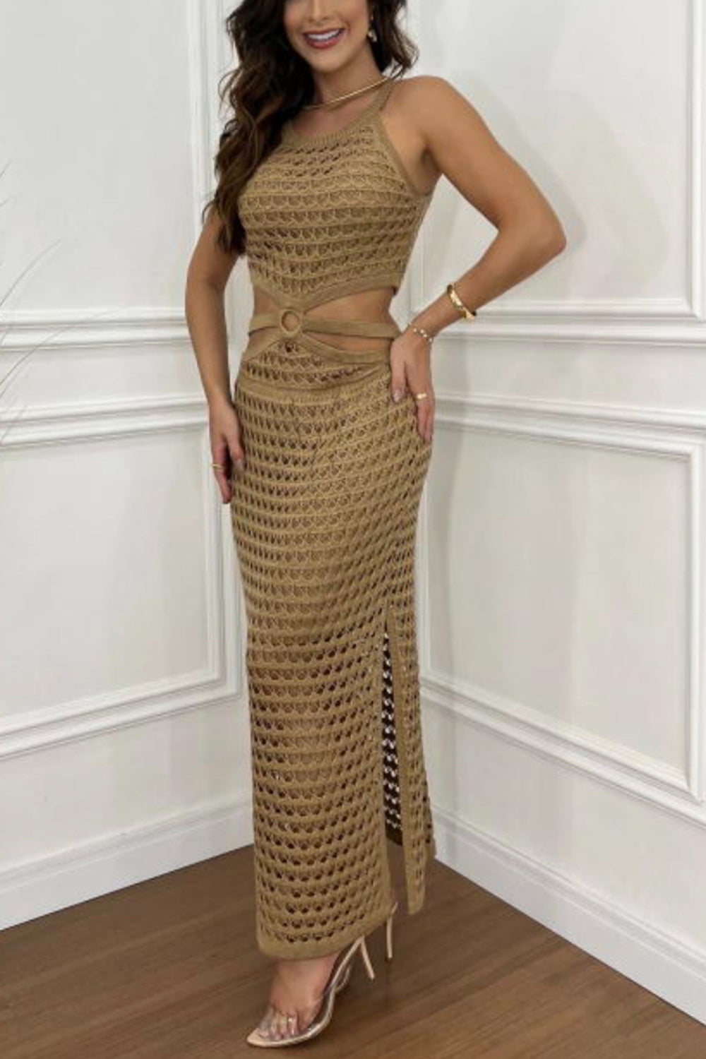 Vestido de punto con cuello redondo, aberturas y corte sin hombros
