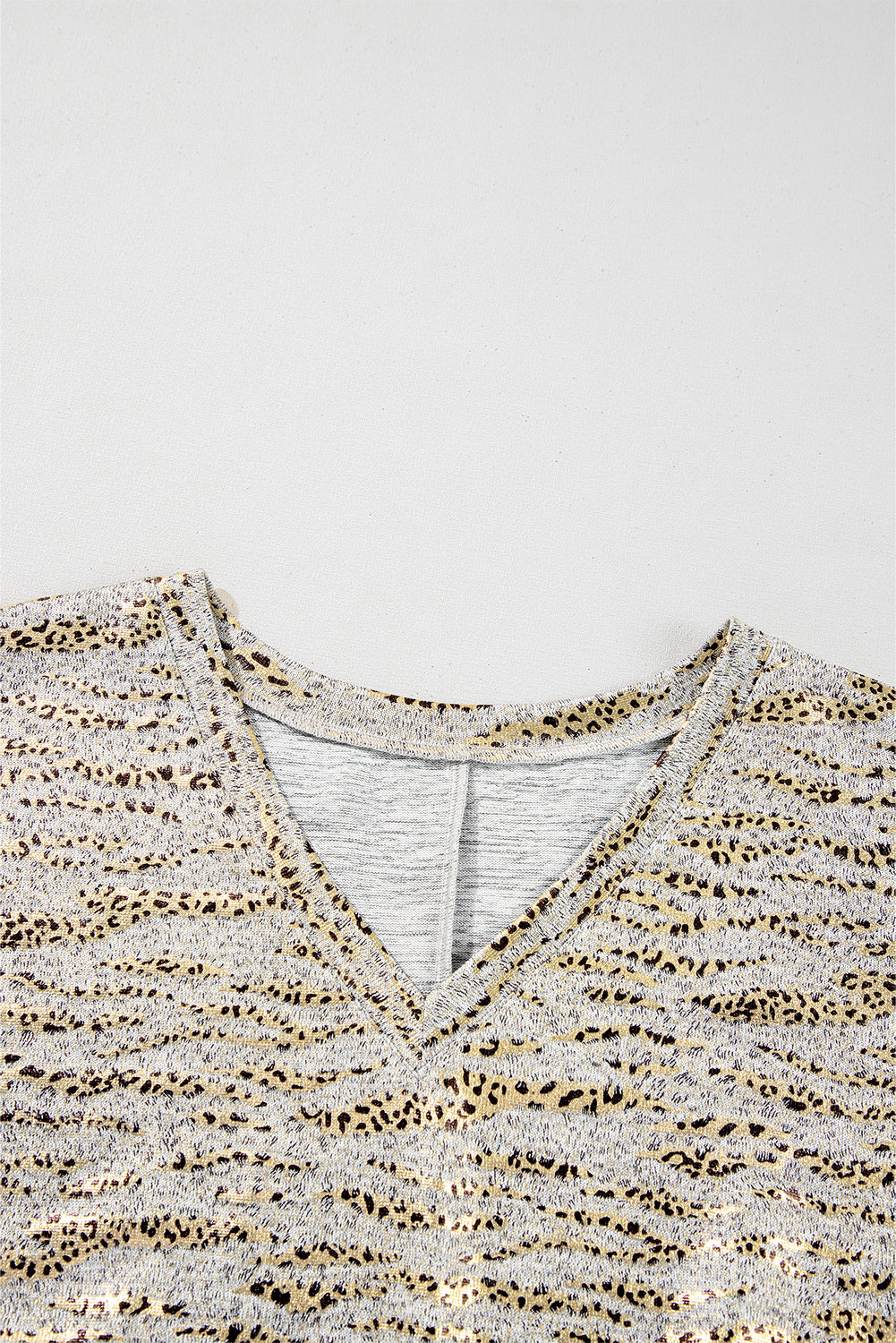 Camiseta de manga 3/4 con cuello de pico y estampado de leopardo gris de corte holgado