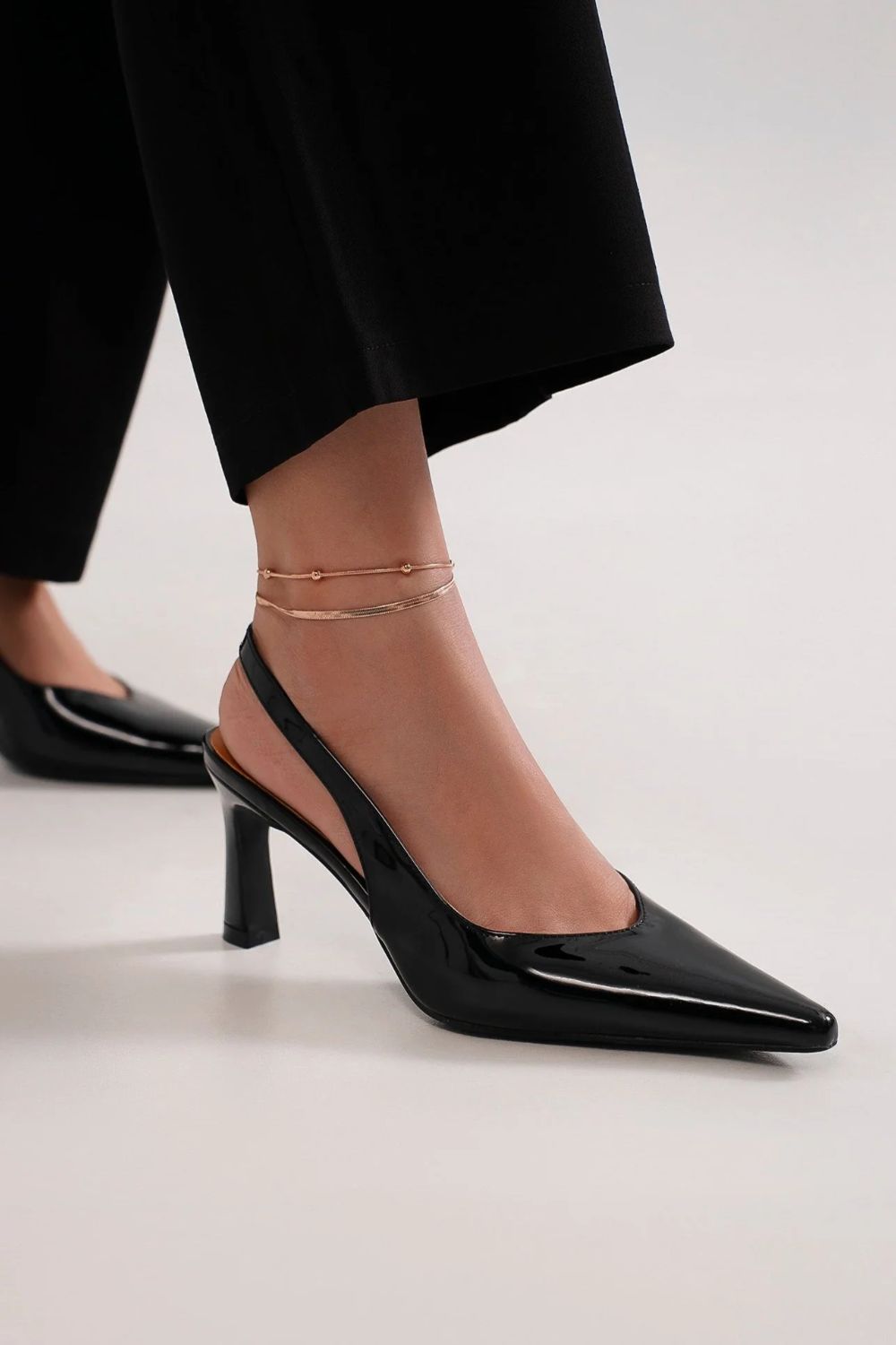 Zapatos de salón Beast Fashion con puntera en punta de imitación de cuero y pulsera trasera