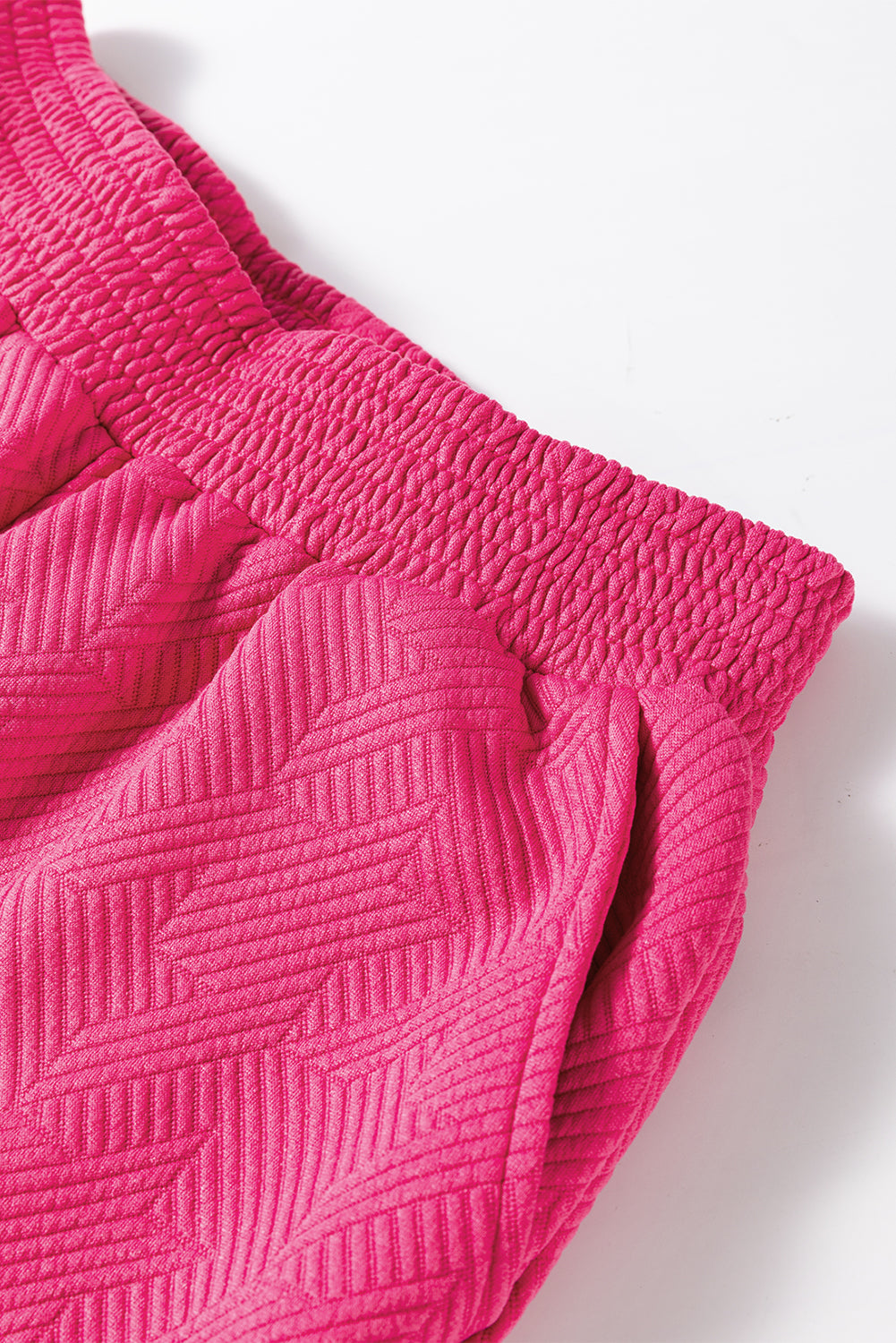 Conjunto de top y pantalón texturizado rosa rojo con mangas abullonadas