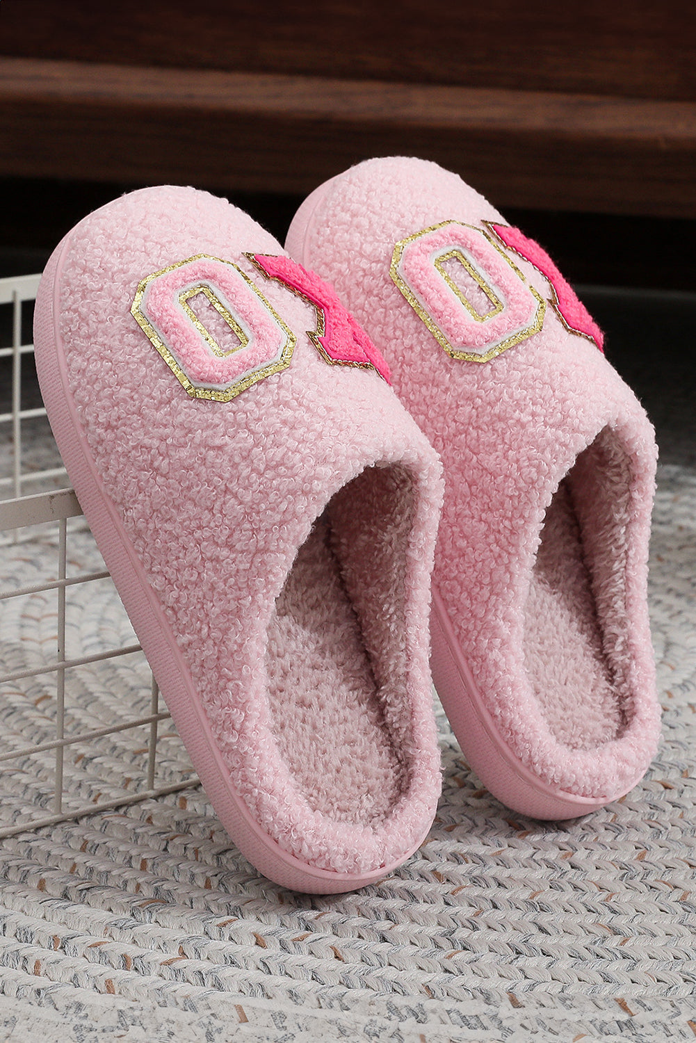 Pantuflas de invierno de felpa con letras rosadas XOXO