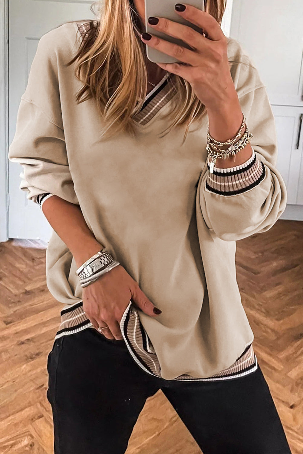 Sudadera gris con cuello en V y ribete de contraste de estilo universitario