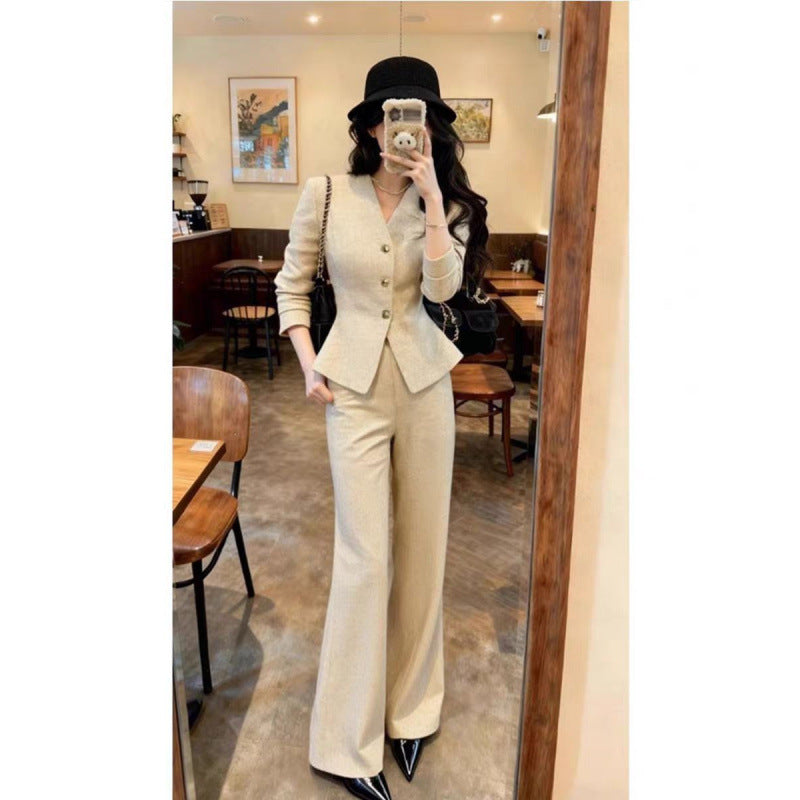 Conjunto de abrigo beige con cintura entallada y pantalones de pernera ancha