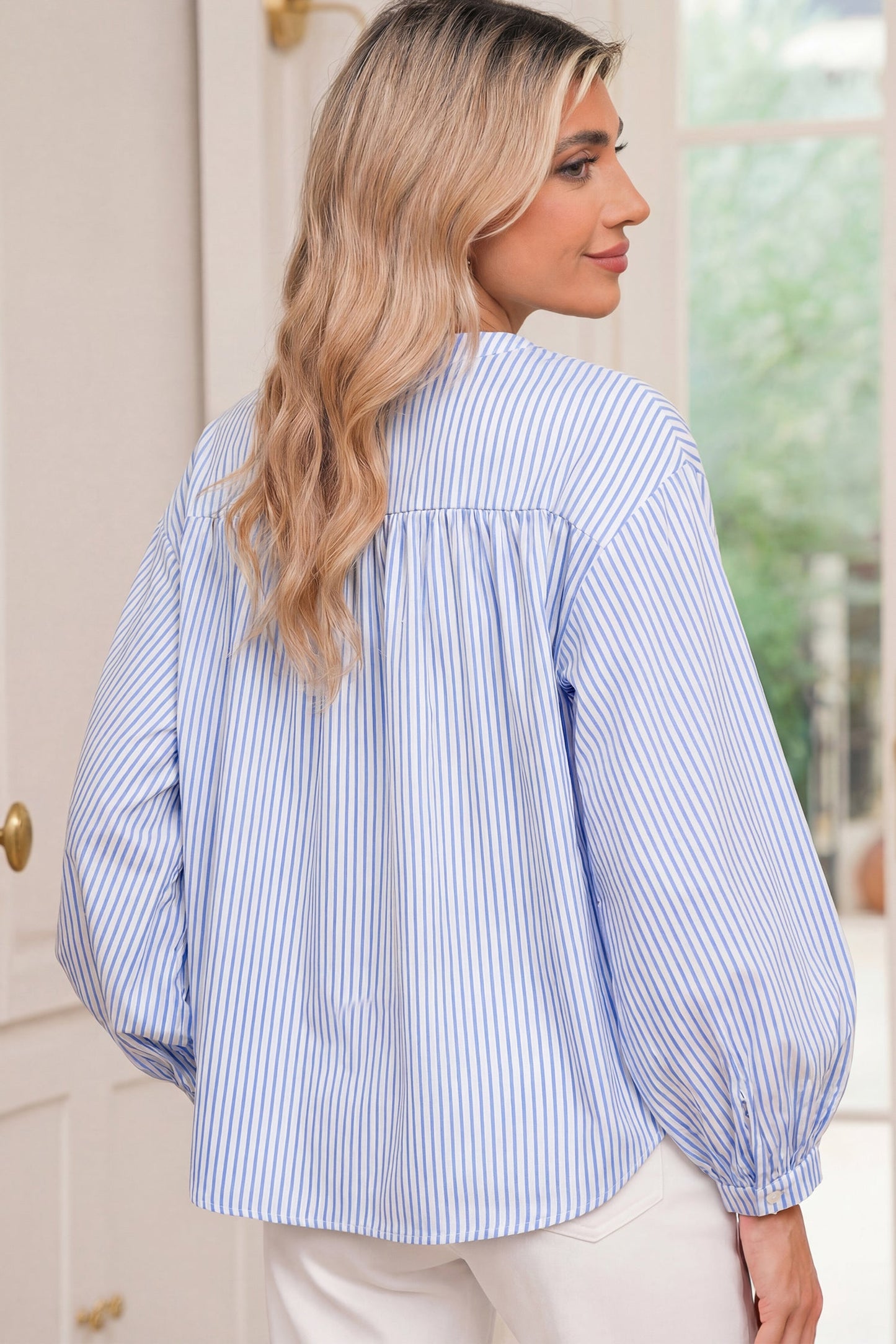 Camisa holgada tipo túnica de manga ancha con estampado floral a rayas azul cielo y bordados