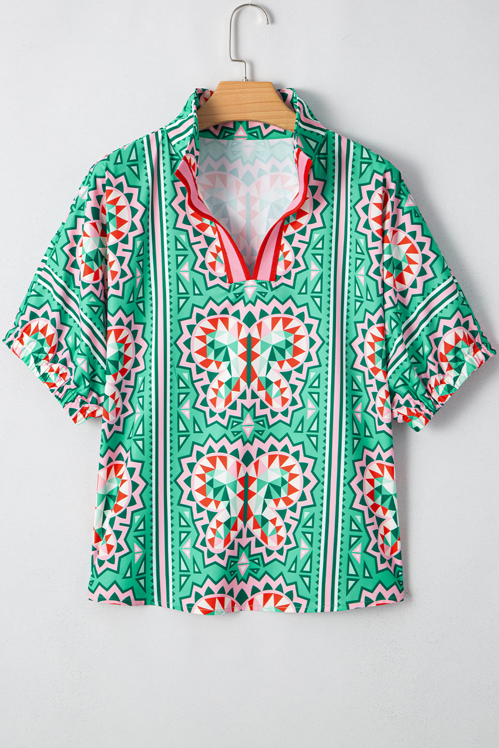 Blusa con cuello en V, estampado abstracto bohemio en verde mar y rayas en contraste