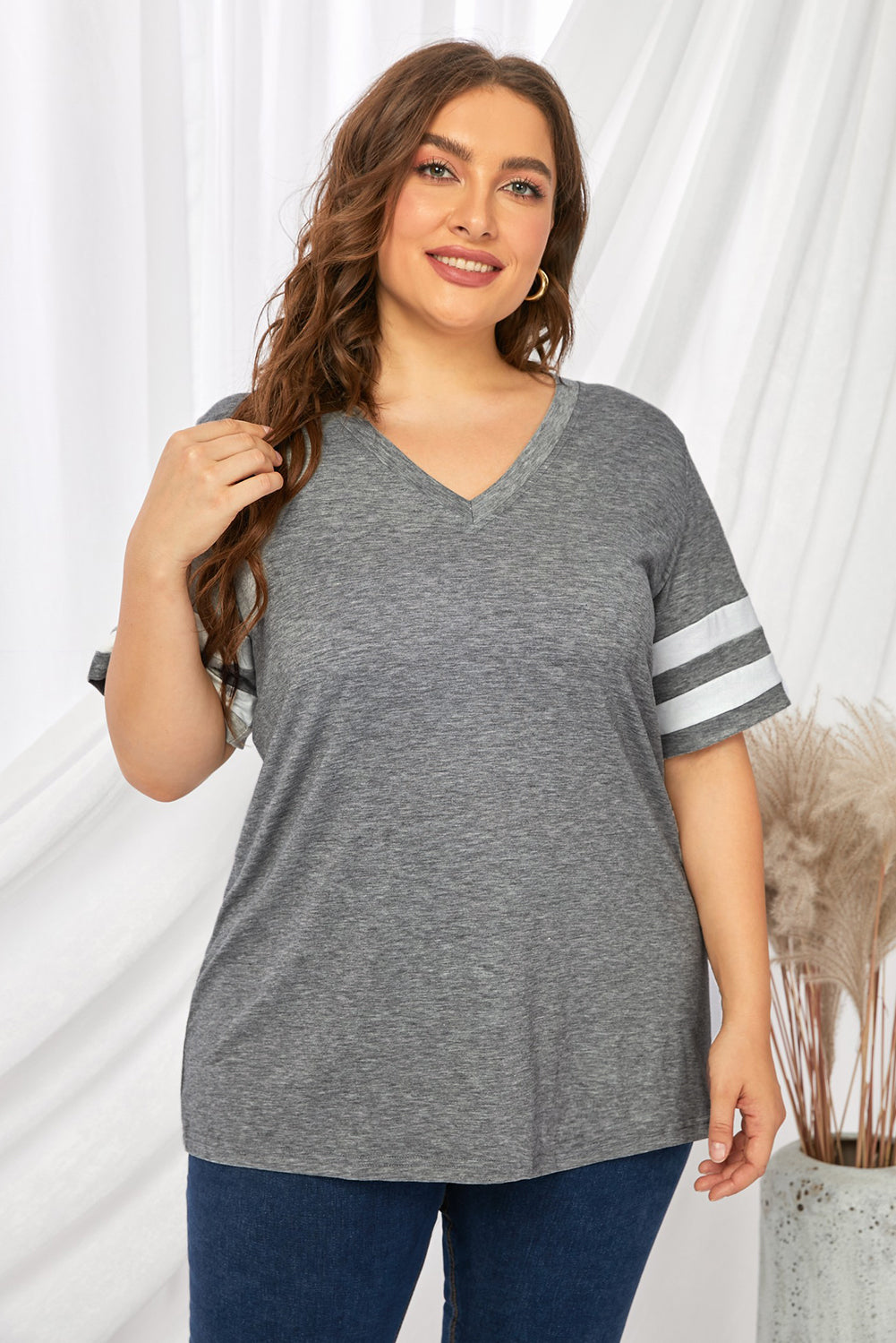 Camiseta de talla grande con cuello de pico a rayas. Consulta la tabla de tallas en "más detalles"