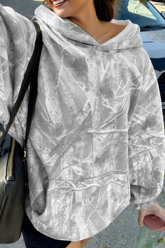 Sudadera con capucha con bolsillo canguro y hombros caídos de camuflaje