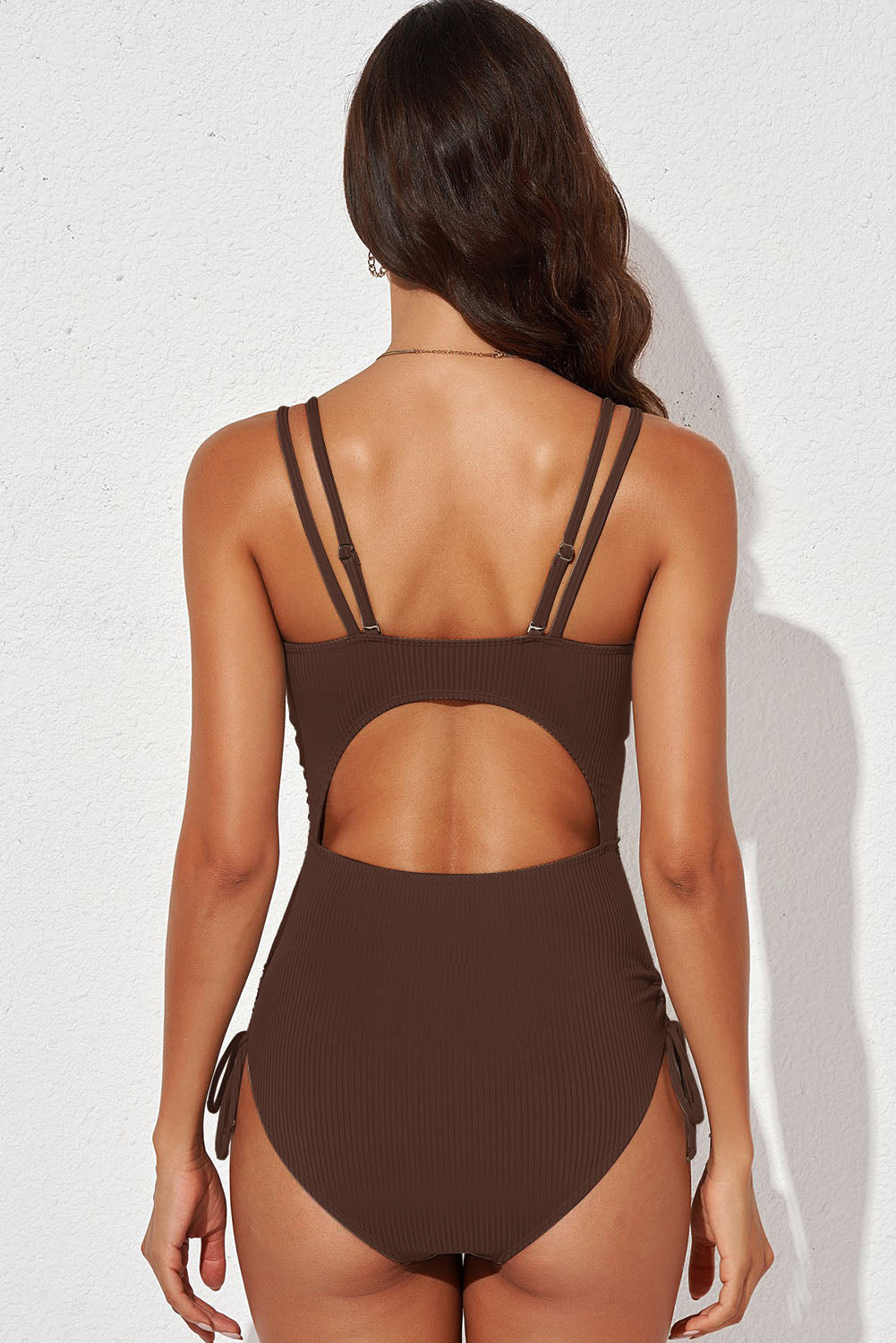 Traje de baño de una pieza con escote pronunciado y nudo