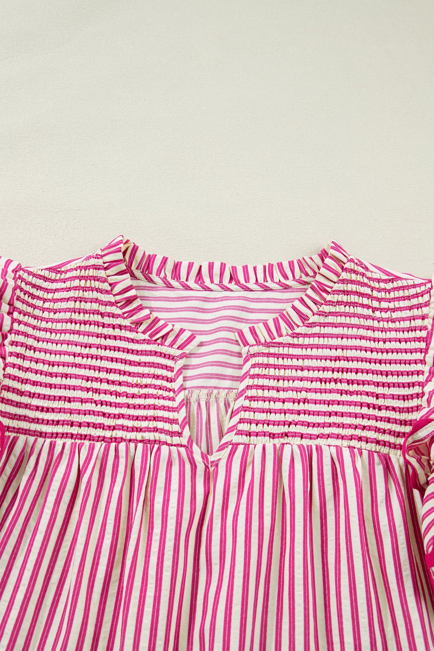 Blusa de manga corta con volantes y canesú fruncido a rayas de rosas