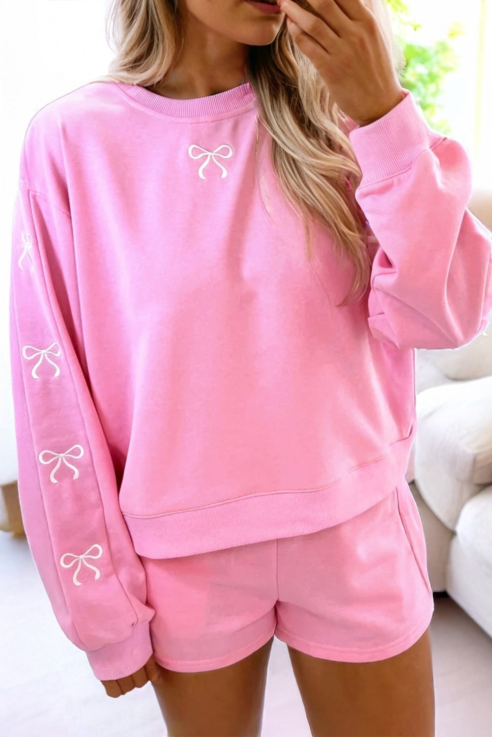 Conjunto de 2 piezas de short rosa sobre y mangas abullonadas con detalle bordado de lazo y jersey