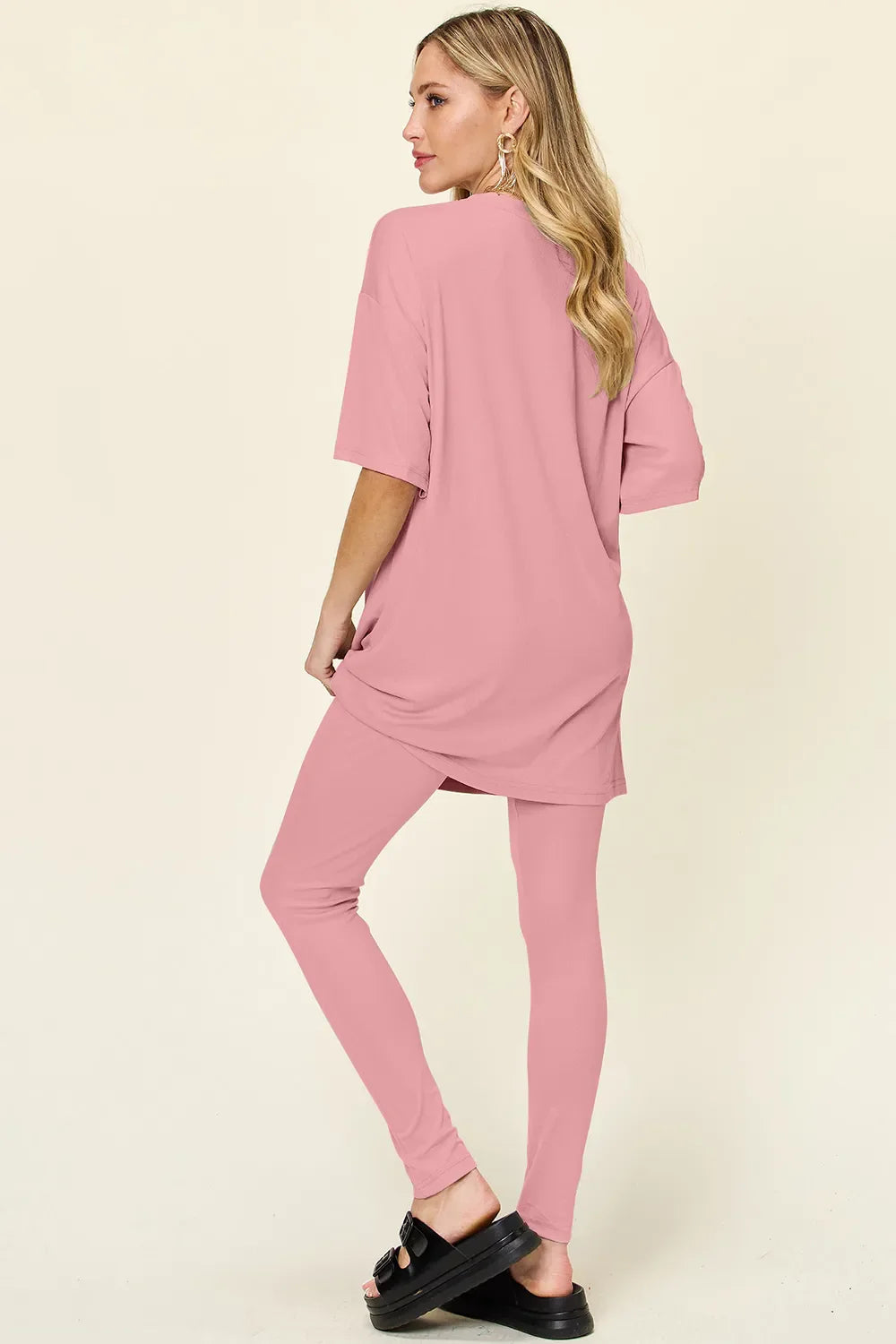 Conjunto de camiseta de manga caída con cuello redondo de tamaño completo y leggings Double Take
