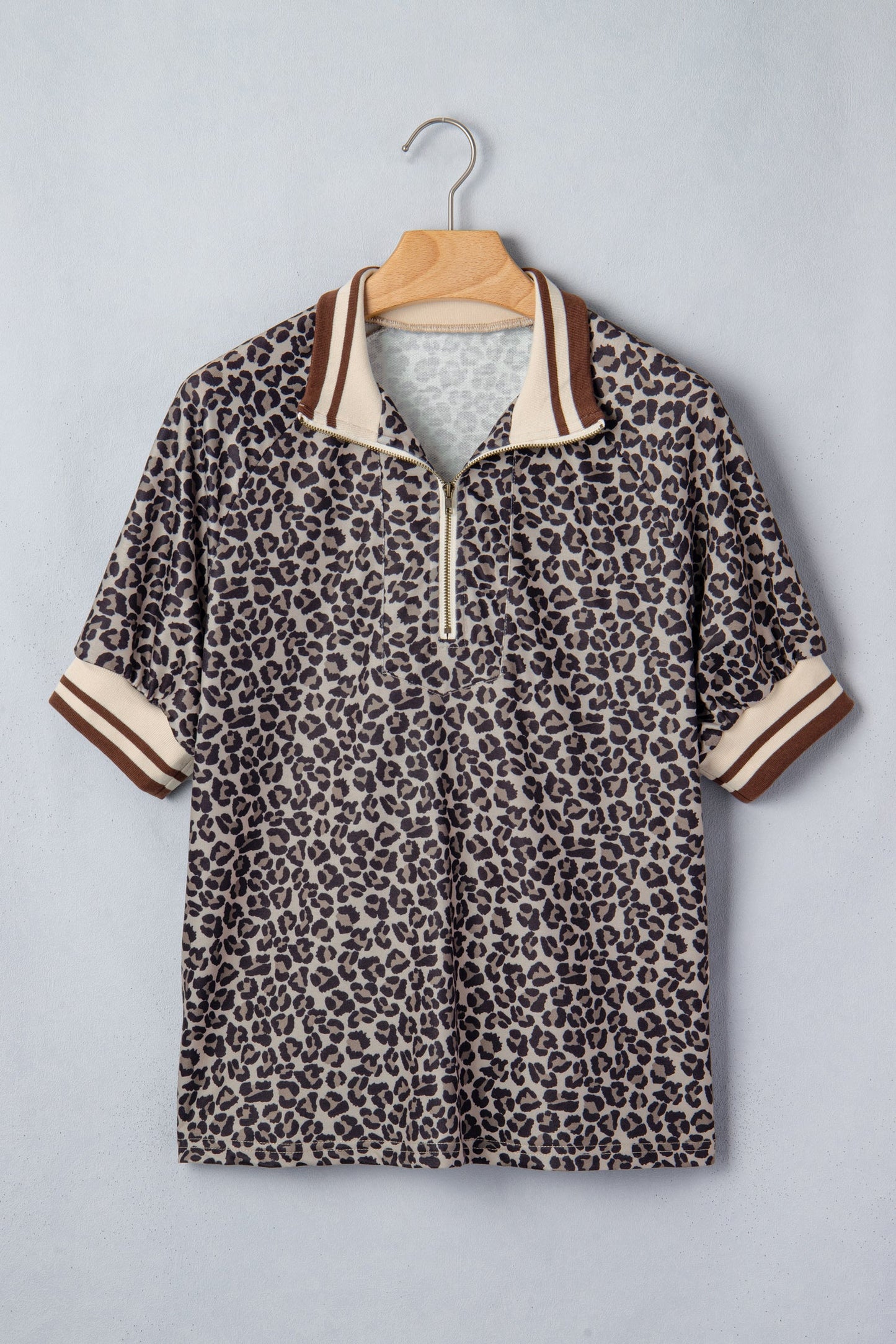 Top de manga corta tipo patchwork con cremallera, cuello alto y estampado de leopardo caqui con ribete a rayas