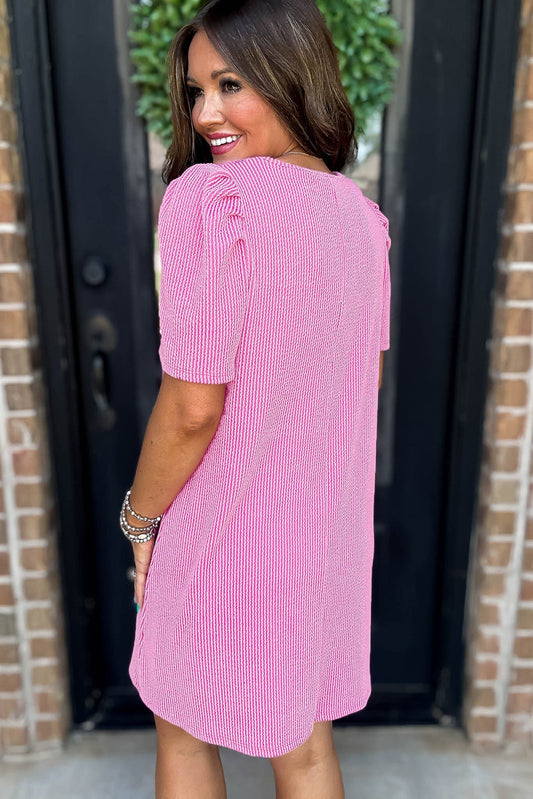 Minivestido fucsia con cuello redondo de manga abullonada