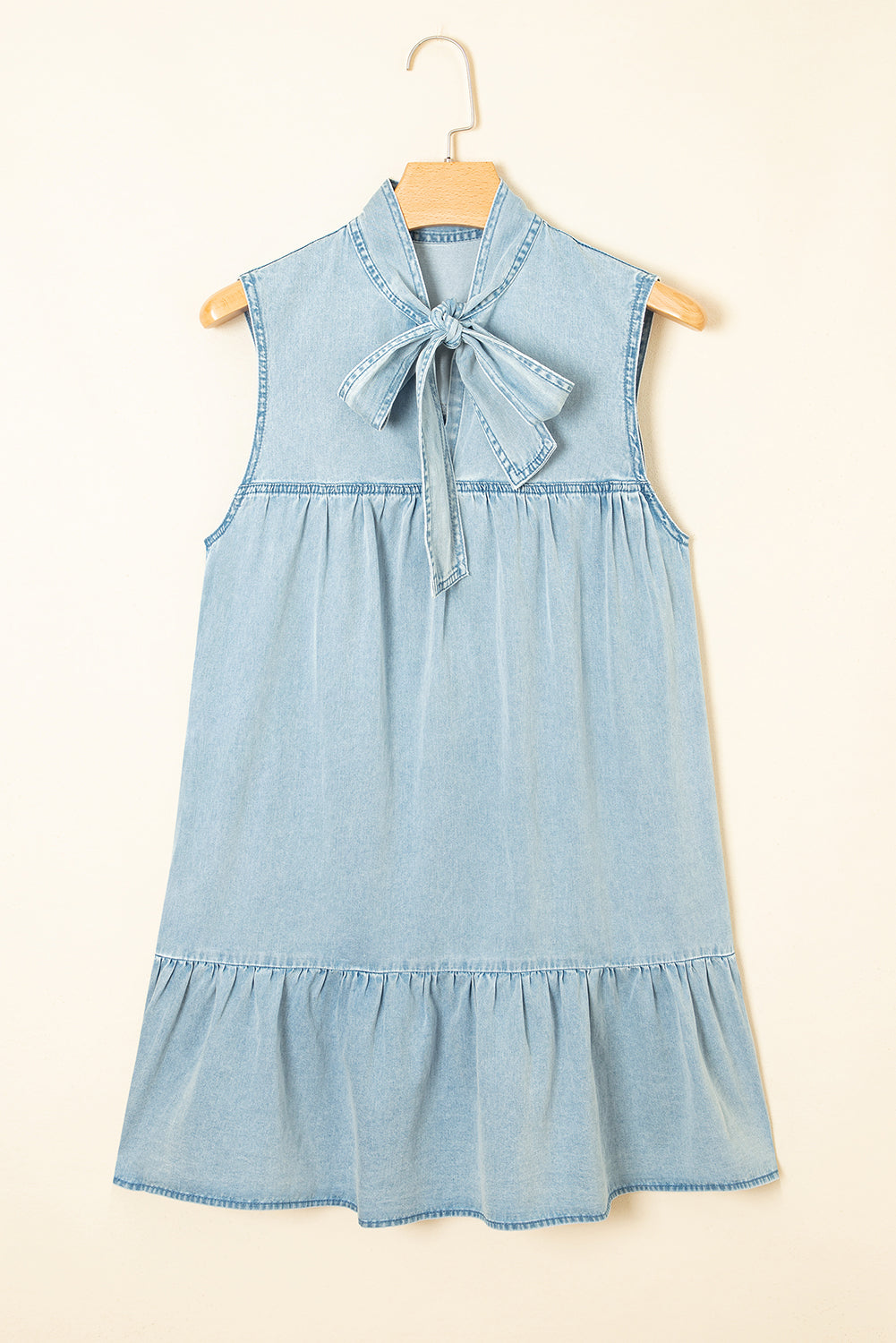 Vestido chambray sin mangas con cuello de lazo de color verde azulado y volantes