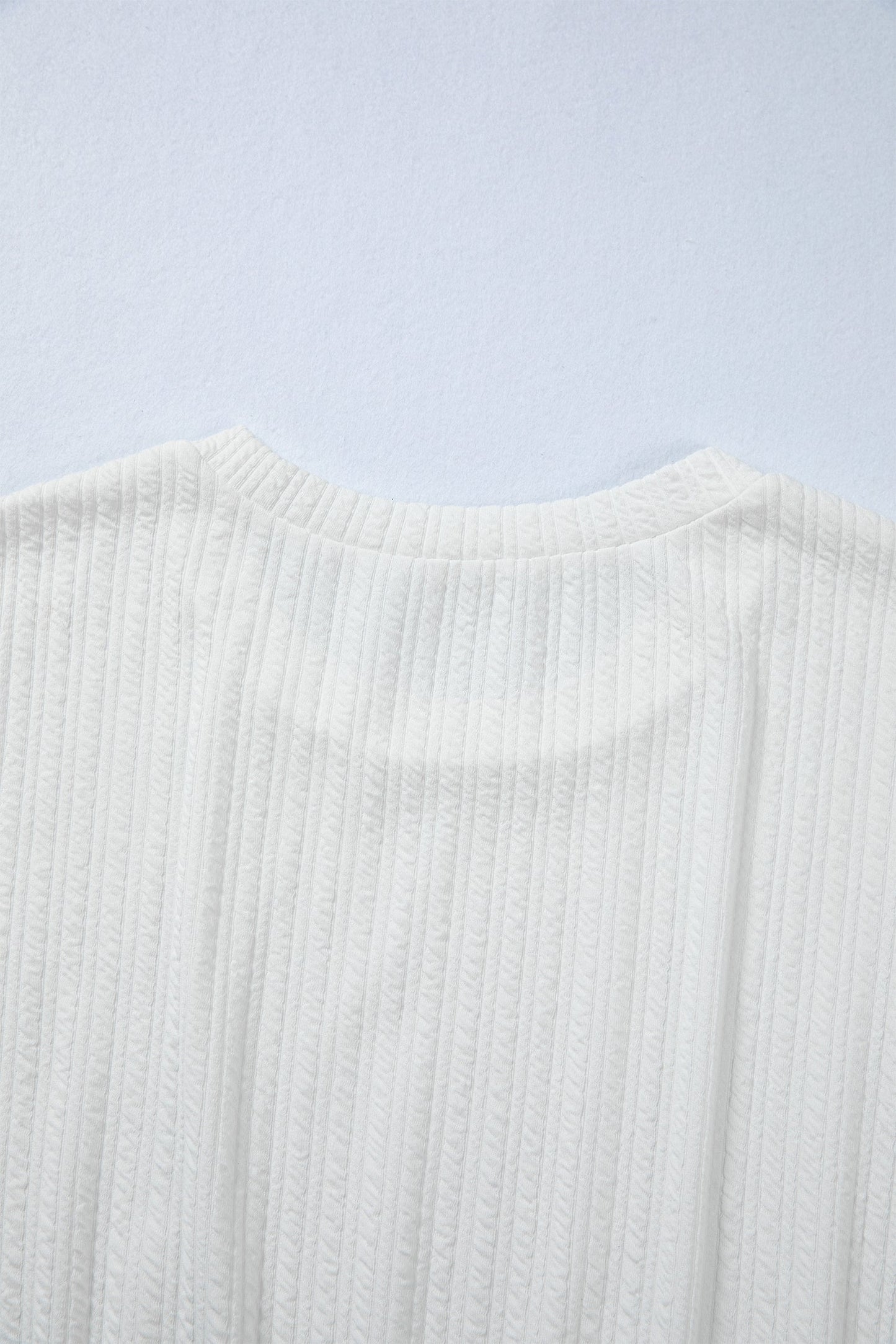 Top peplum de manga larga con hombros caídos texturizado color blanco liso