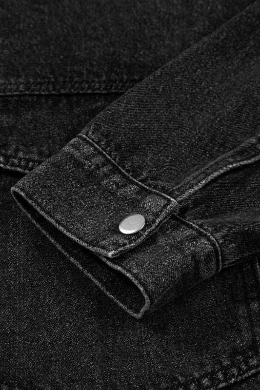 Chaqueta con capucha, hombros caídos y bolsillo en el pecho de tela vaquera. Consulta la tabla de tallas en "más detalles".