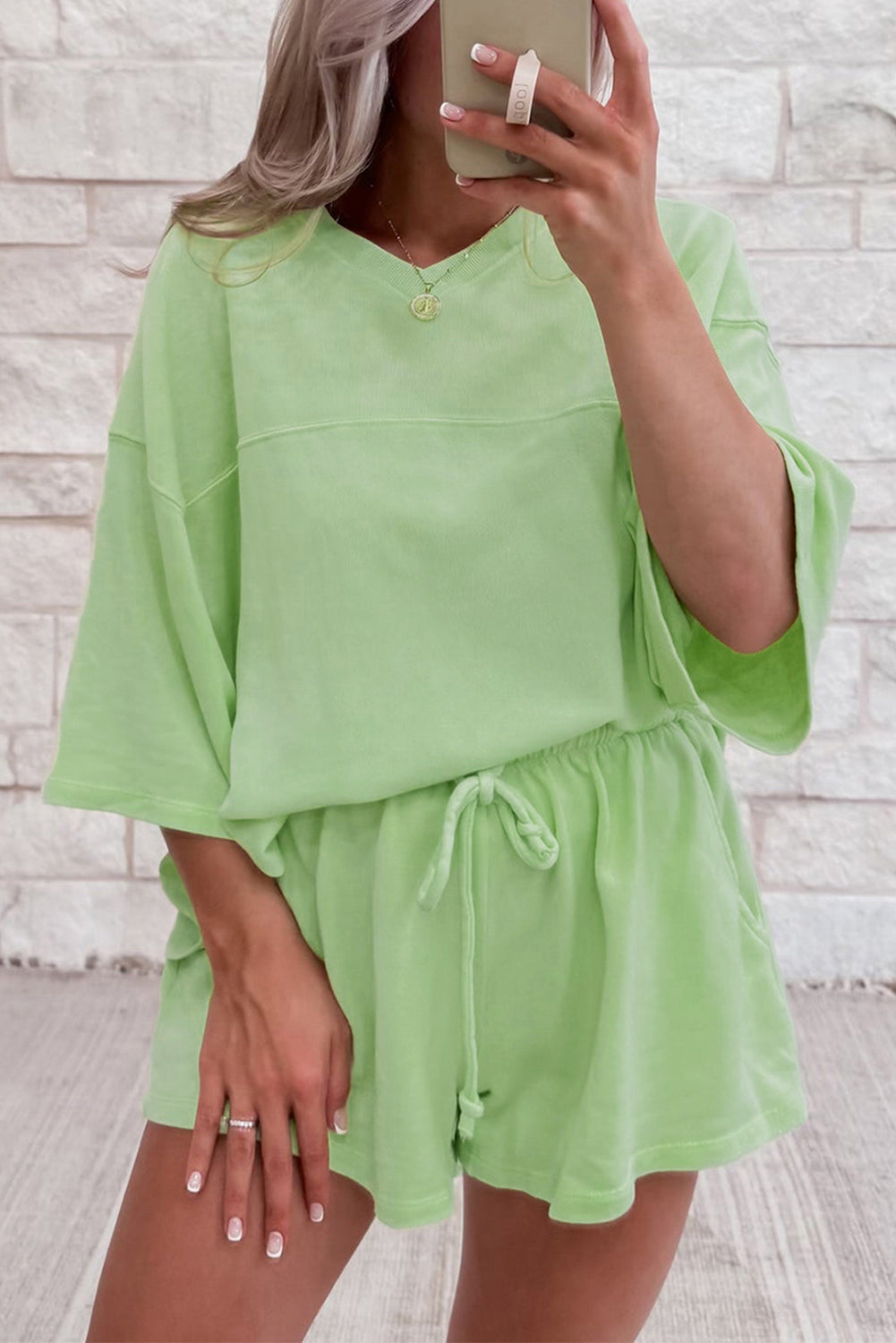 Conjunto de camiseta y shorts verde Meadow Mist de manga corta y cuello de pico suelto
