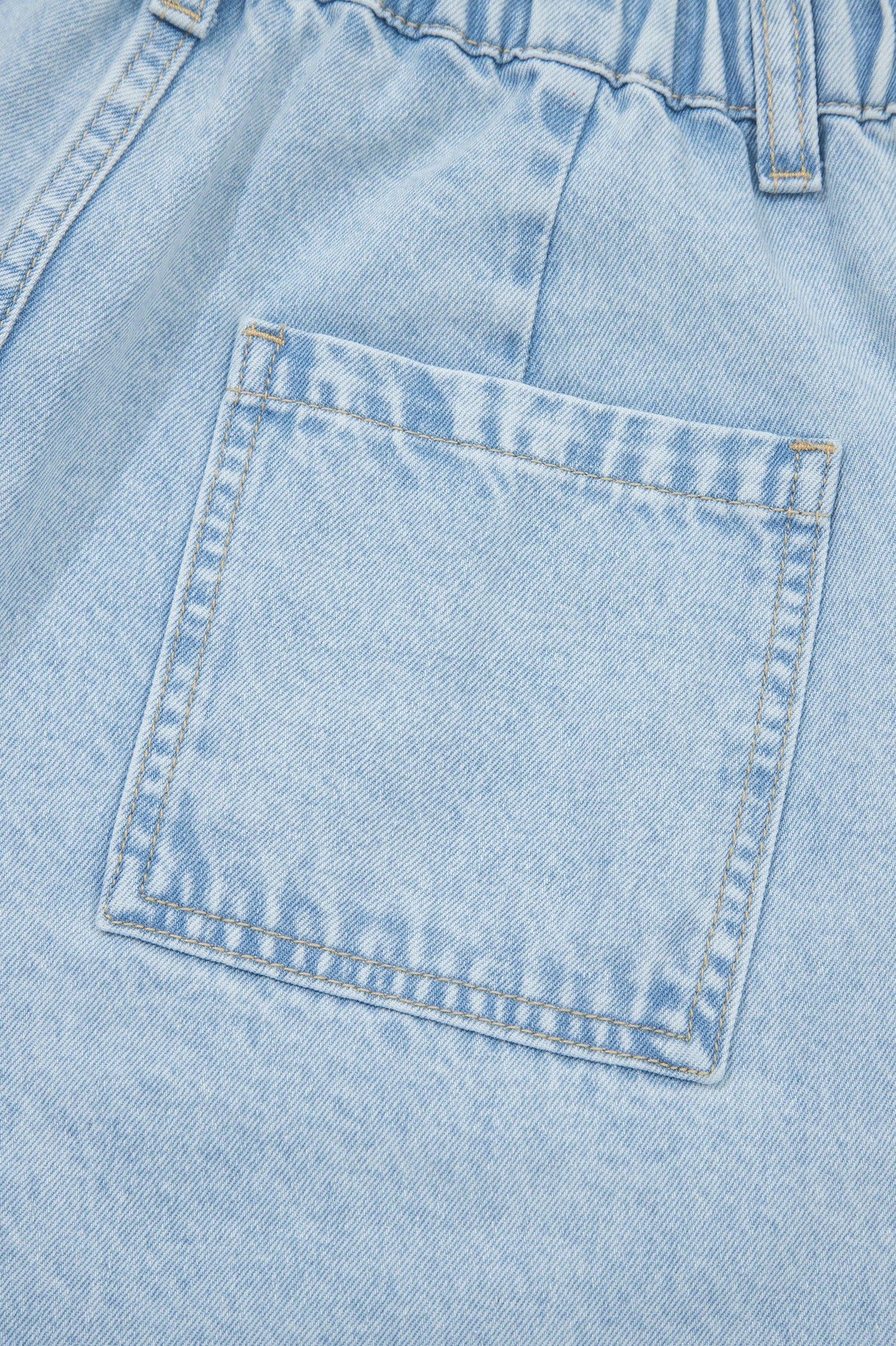 Jeans anchos Beau Blue con aberturas laterales, detalles de tachuelas y bajos deshilachados