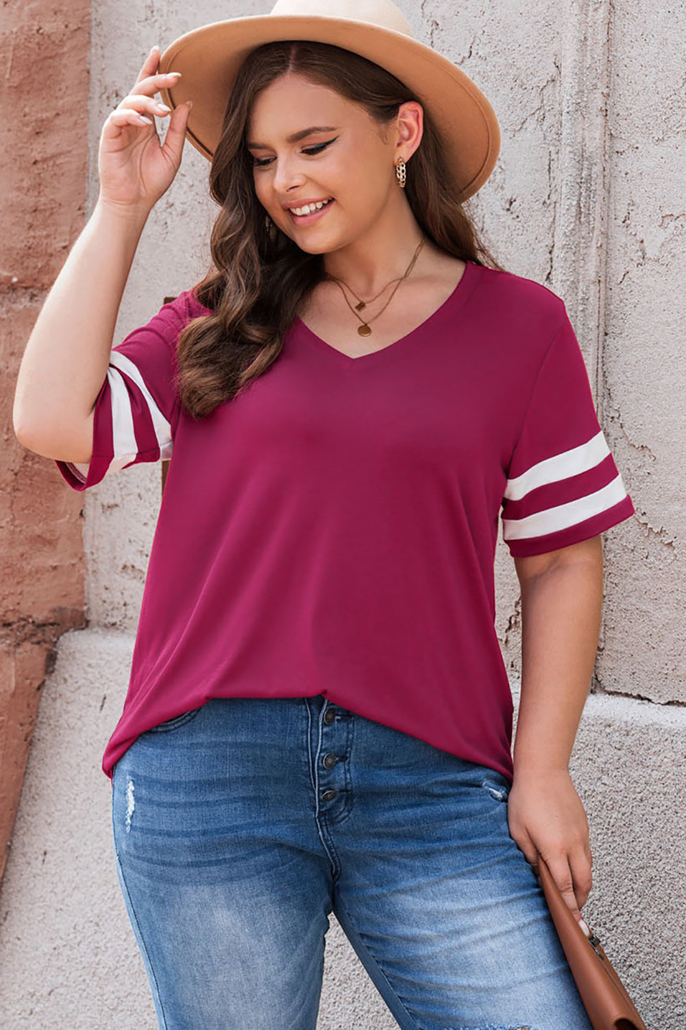 Camiseta de talla grande con cuello de pico a rayas. Consulta la tabla de tallas en "más detalles"