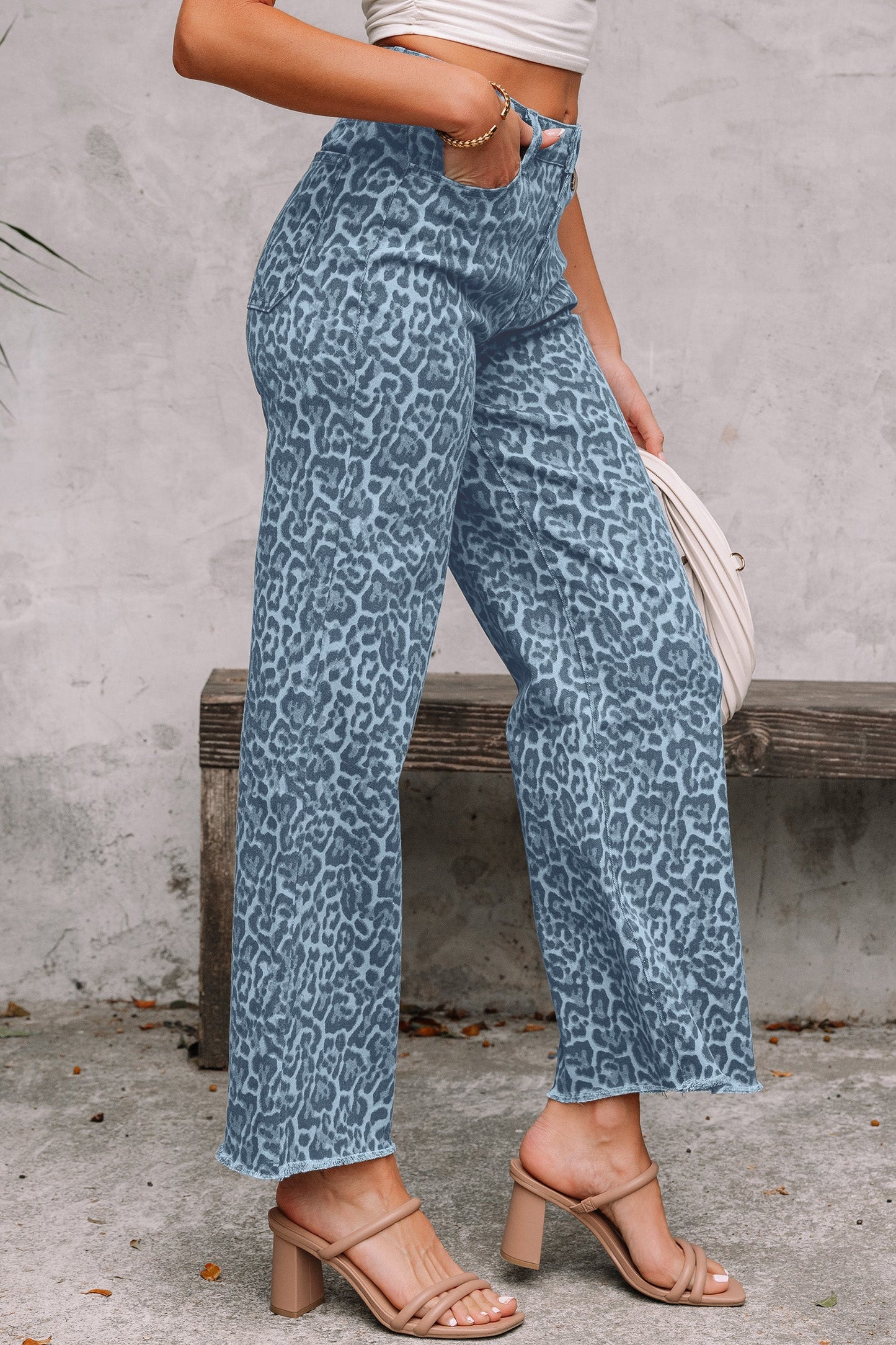 Vaqueros de pernera ancha de cintura alta con bordes deshilachados y estampado de leopardo gris