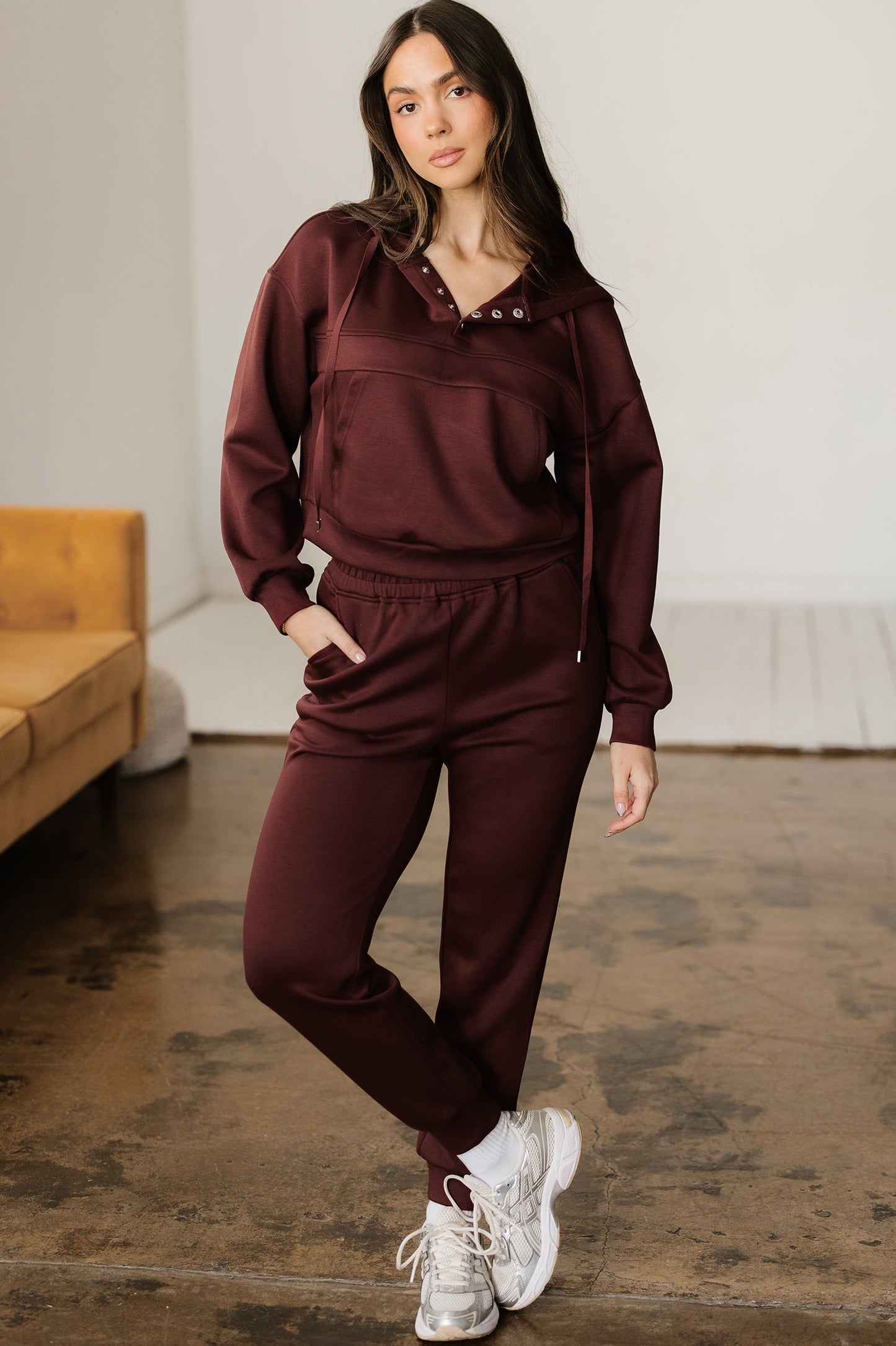 Conjunto de 2 piezas de Sudadera Corta con Capucha, Cordón, Botones y Jogger color café de achicoria