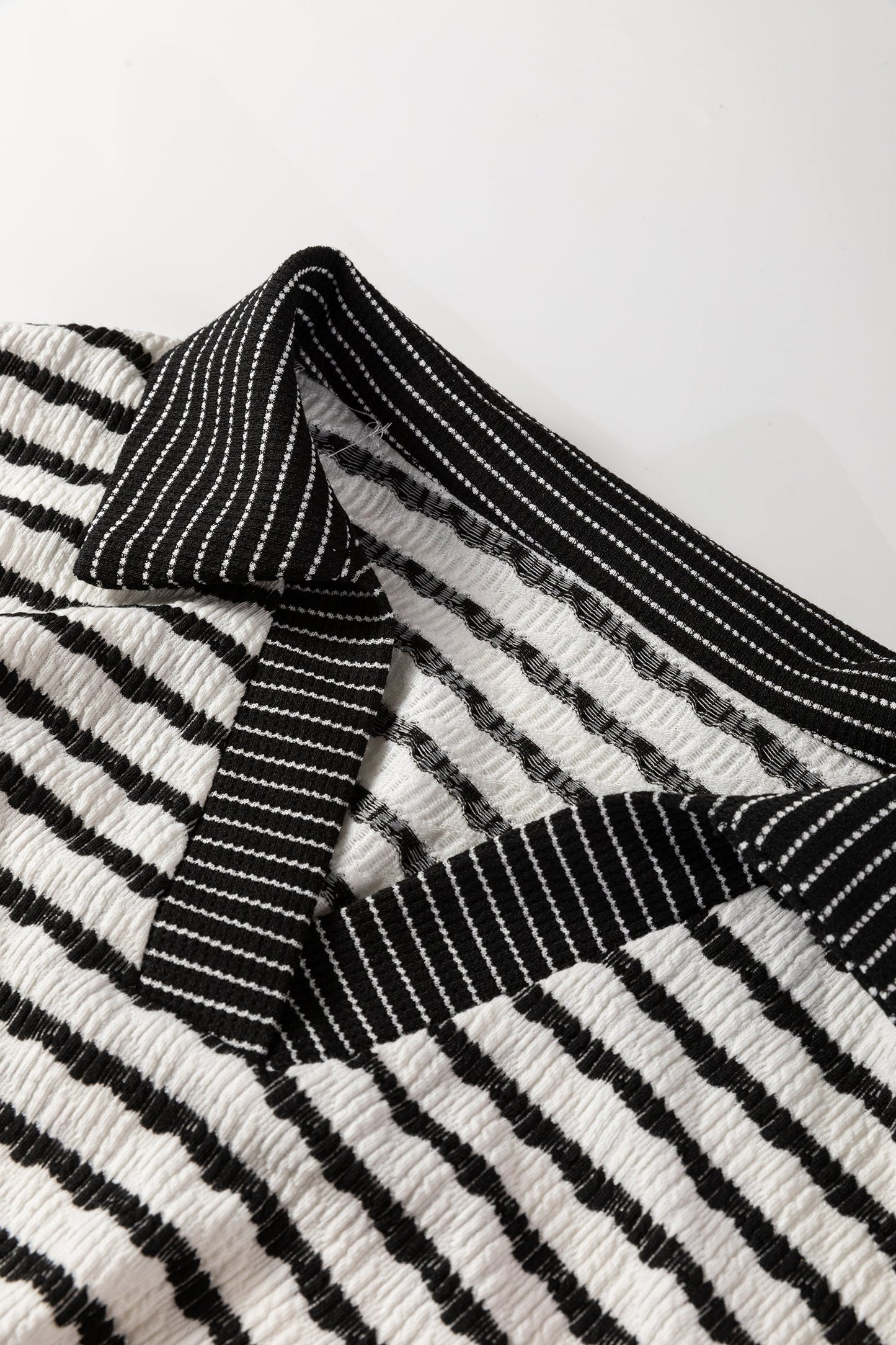 Conjunto de suéter con cuello a rayas blancas y pantalón con cordón