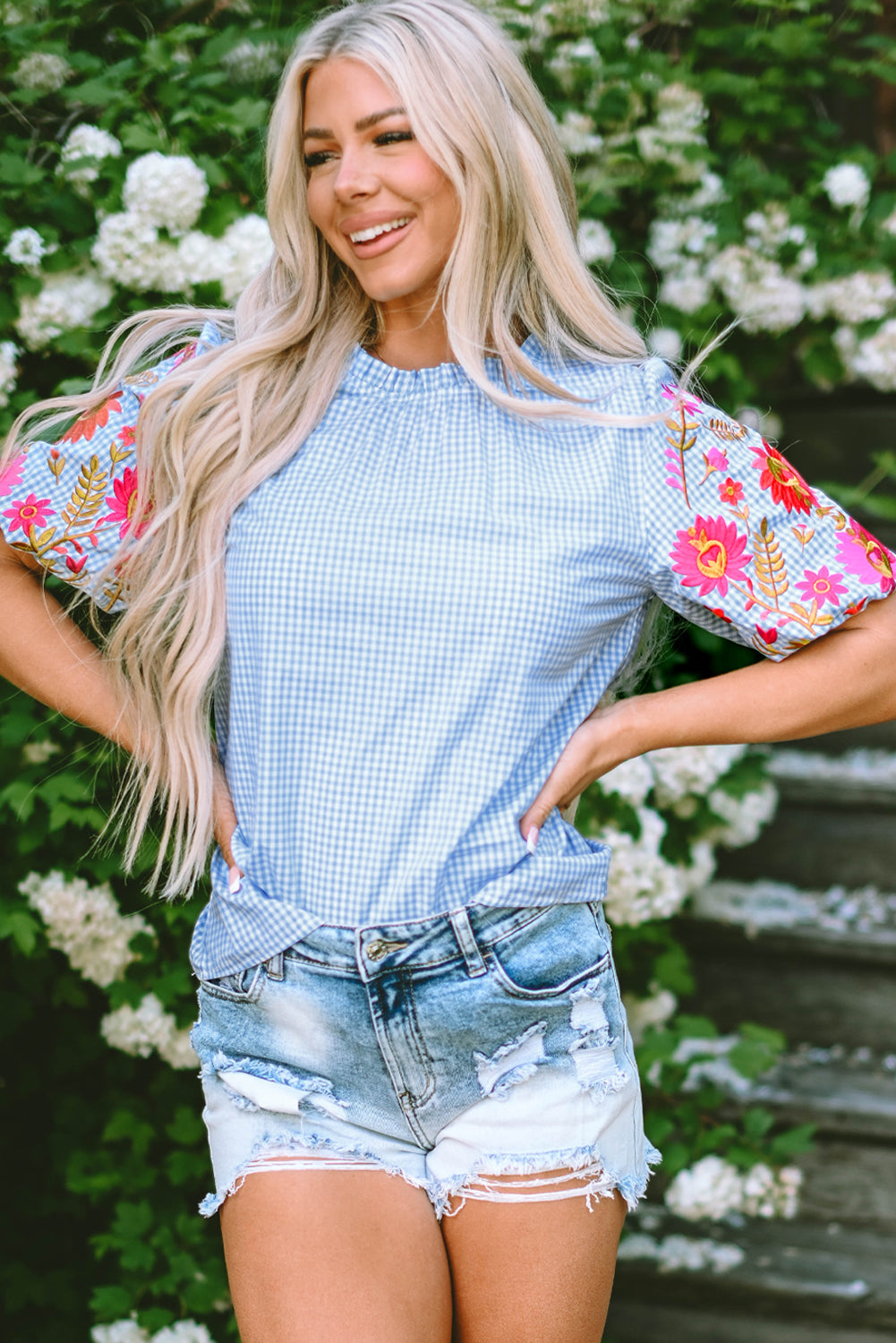 Blusa azul claro de cuadros vichy con bordado floral y mangas abullonadas