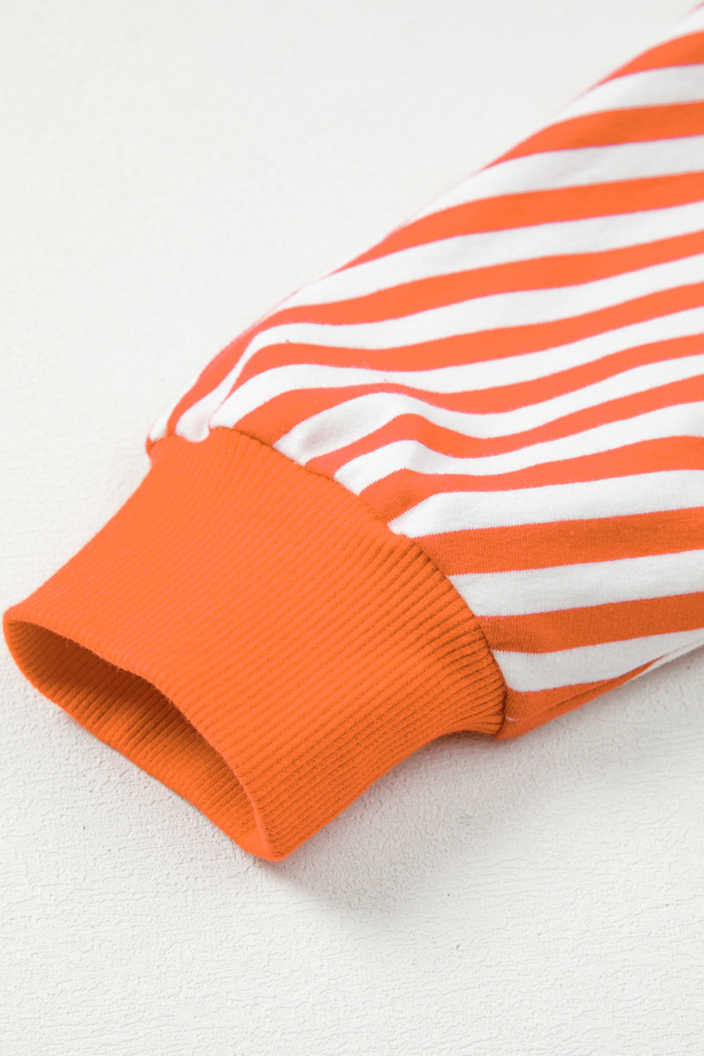 Top tipo jersey casual de hombros caídos con costuras expuestas a rayas naranjas