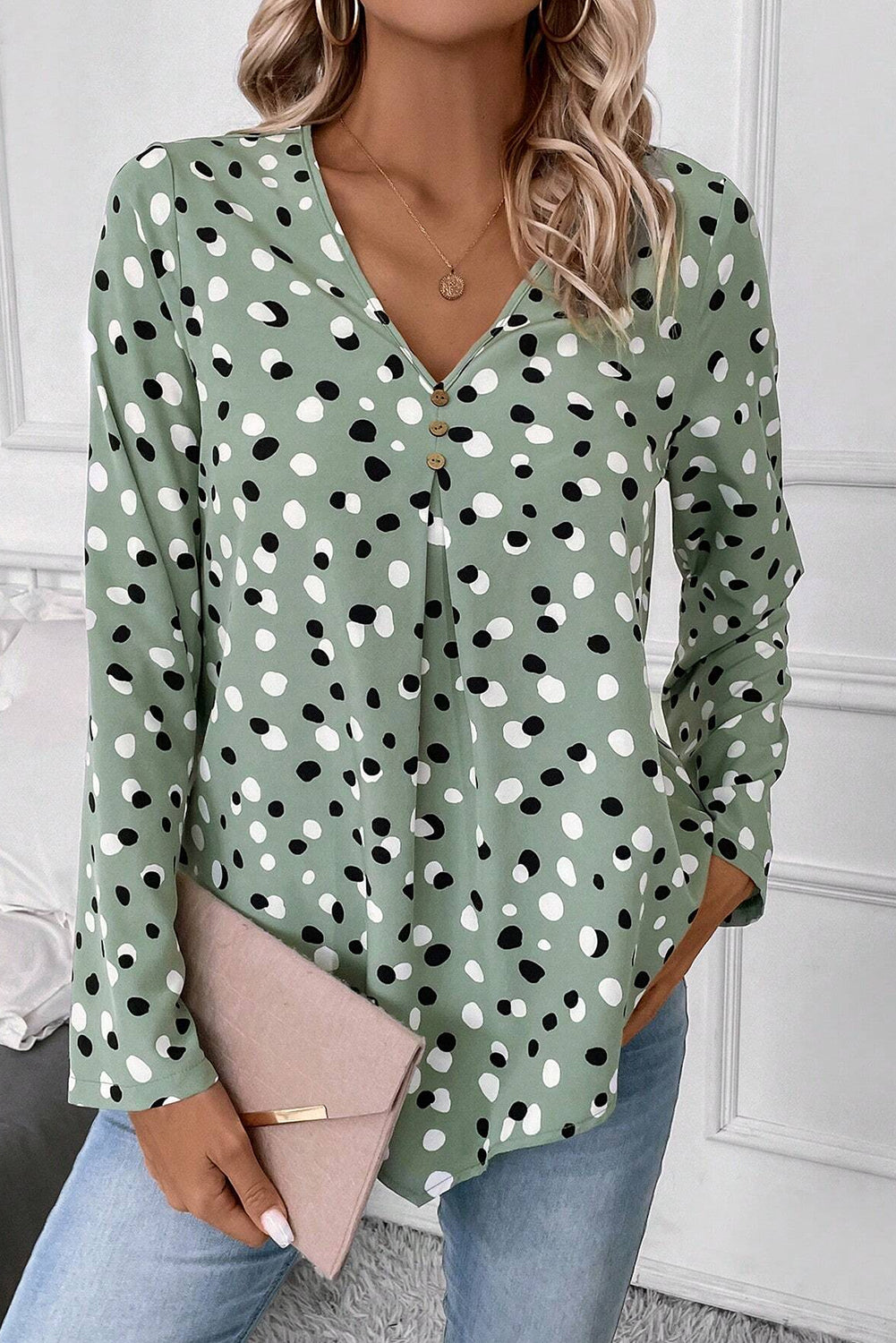 Blusa de cuello V con botones y estampado de lunares verdes