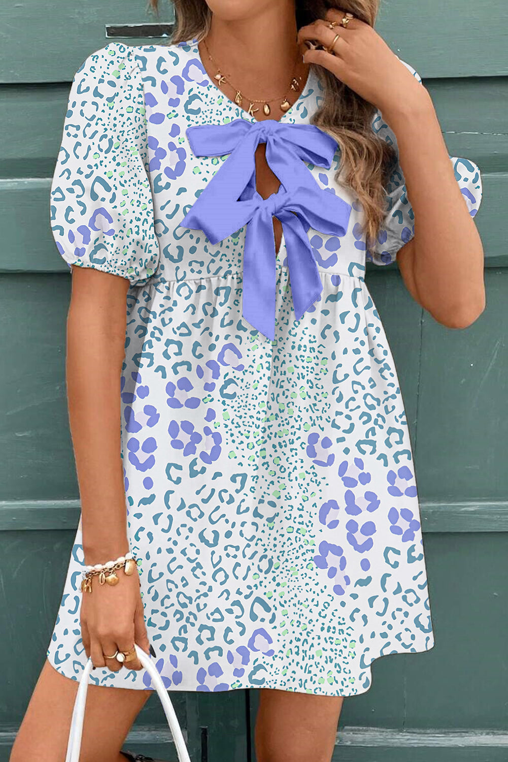 Minivestido con estampado de leopardo azul cielo, lazo en la parte delantera y mangas abullonadas